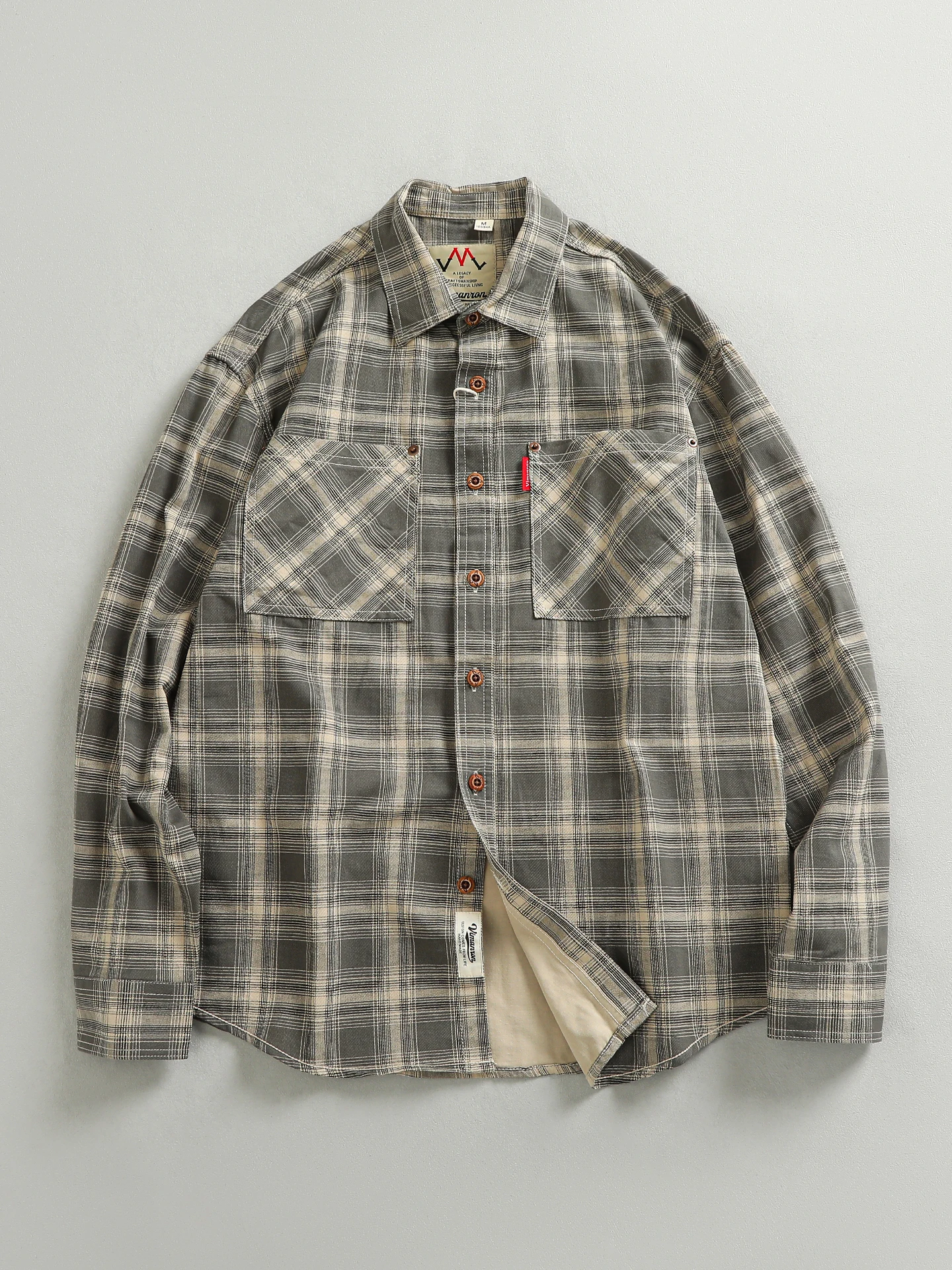 Retro Japanese Style Men's Long Sleeve Cotton Work Shirt with Big Pockets Washed Loose Outerwear for Autumn Spring Wear
Retro Japanese Style Men's Long Sleeve Cotton Work Shirt with Big Pockets Washed Loose Outerwear for Autumn Spring Wear