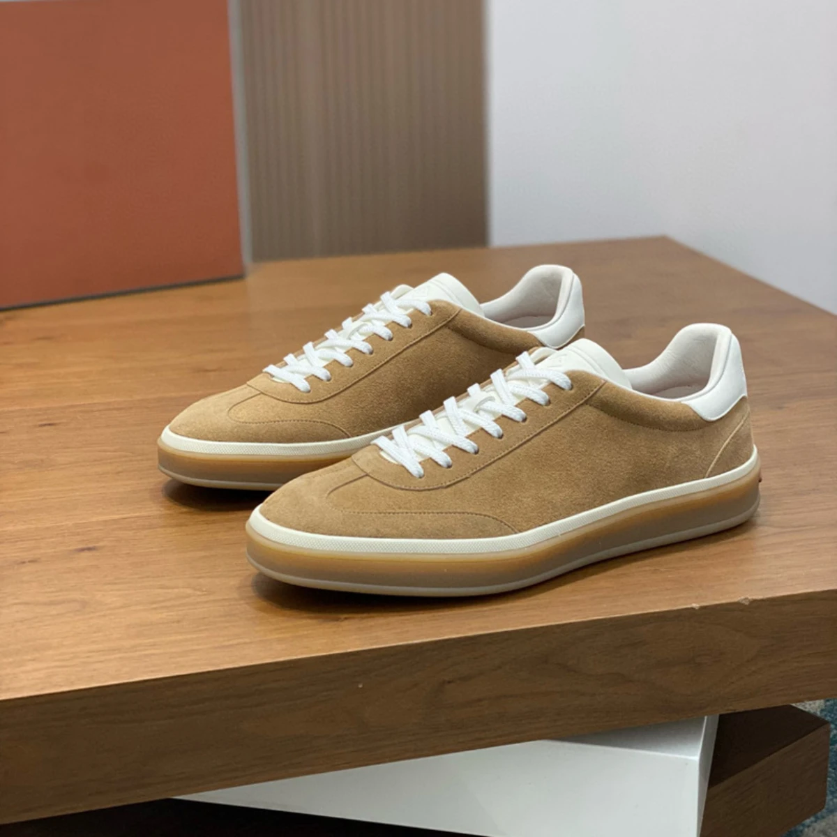 Новые мужские повседневные кроссовки 2026 года: роскошные классические британские/немецкие кеды с замшевым верхом, минималистичные, ретро, универсальные, белые
Новые мужские повседневные кроссовки 2026 года: роскошные классические британские/немецкие кеды с замшевым верхом, минималистичные, ретро, универсальные, белые