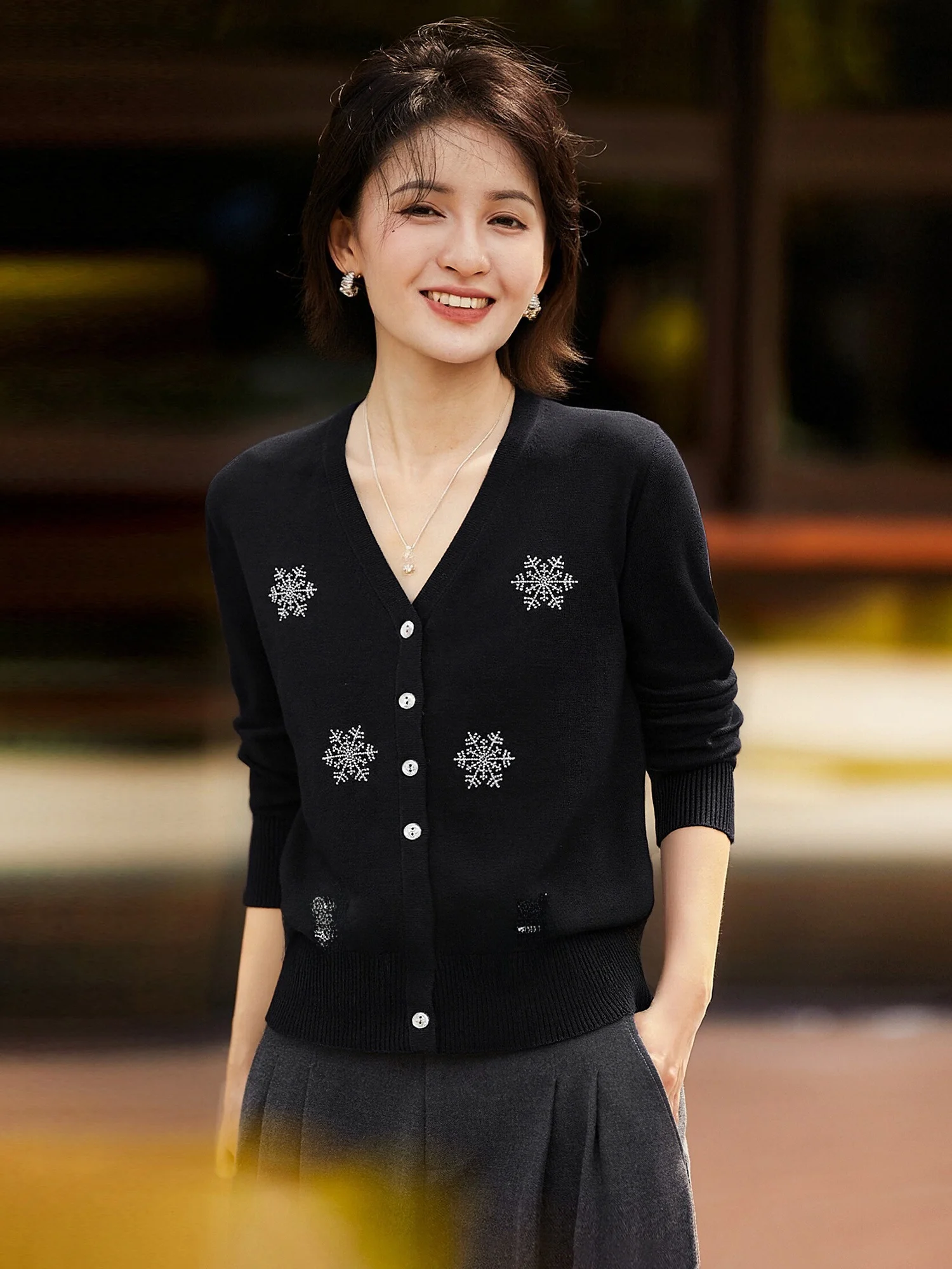 Ele ort вязаный шерстяной кардиган V-Ne со сверкающими стразами, женский модный теплый свитер во французском стиле на весну и осень
Ele ort вязаный шерстяной кардиган V-Ne со сверкающими стразами, женский модный теплый свитер во французском стиле на весну и осень