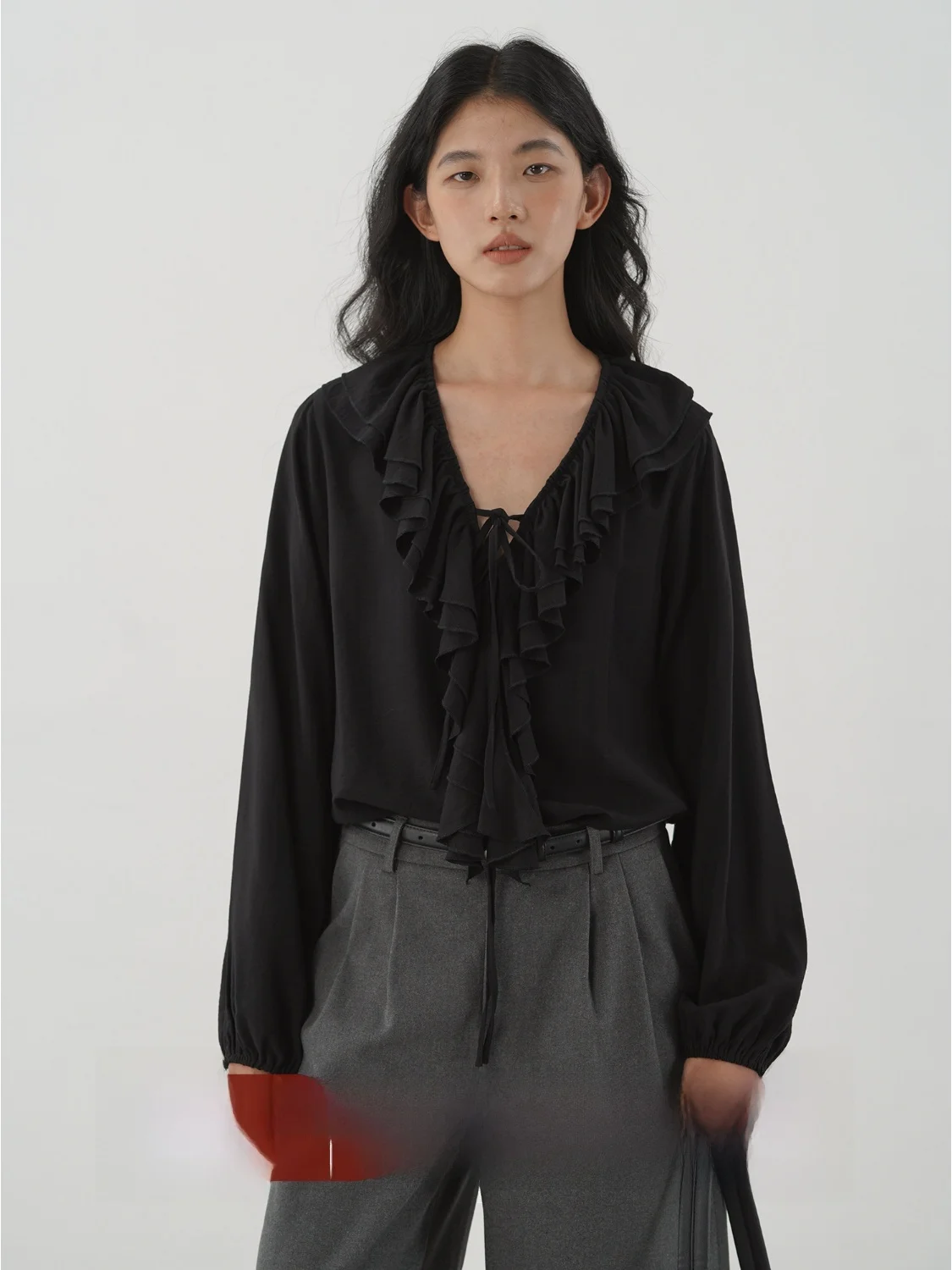 Женская свободная блузка EIGHTHMONTH с рукавами-фонариками, V-образным вырезом и завязками на талии, для ранней осени, черная, удобная, дышащая, с длинными рукавами
Женская свободная блузка EIGHTHMONTH с рукавами-фонариками, V-образным вырезом и завязками на талии, для ранней осени, черная, удобная, дышащая, с длинными рукавами