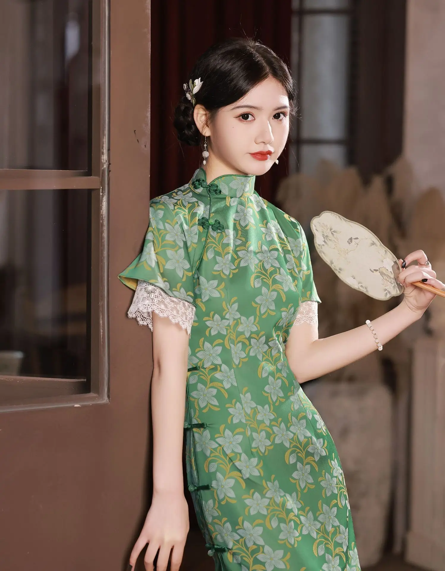 Chinese National Short Sleeve Sexy Long High Split Qipao Vintage Green Floral Print Cheongsam
Chinese National Short Sleeve Sexy Long High Split Qipao Vintage Green Floral Print Cheongsam