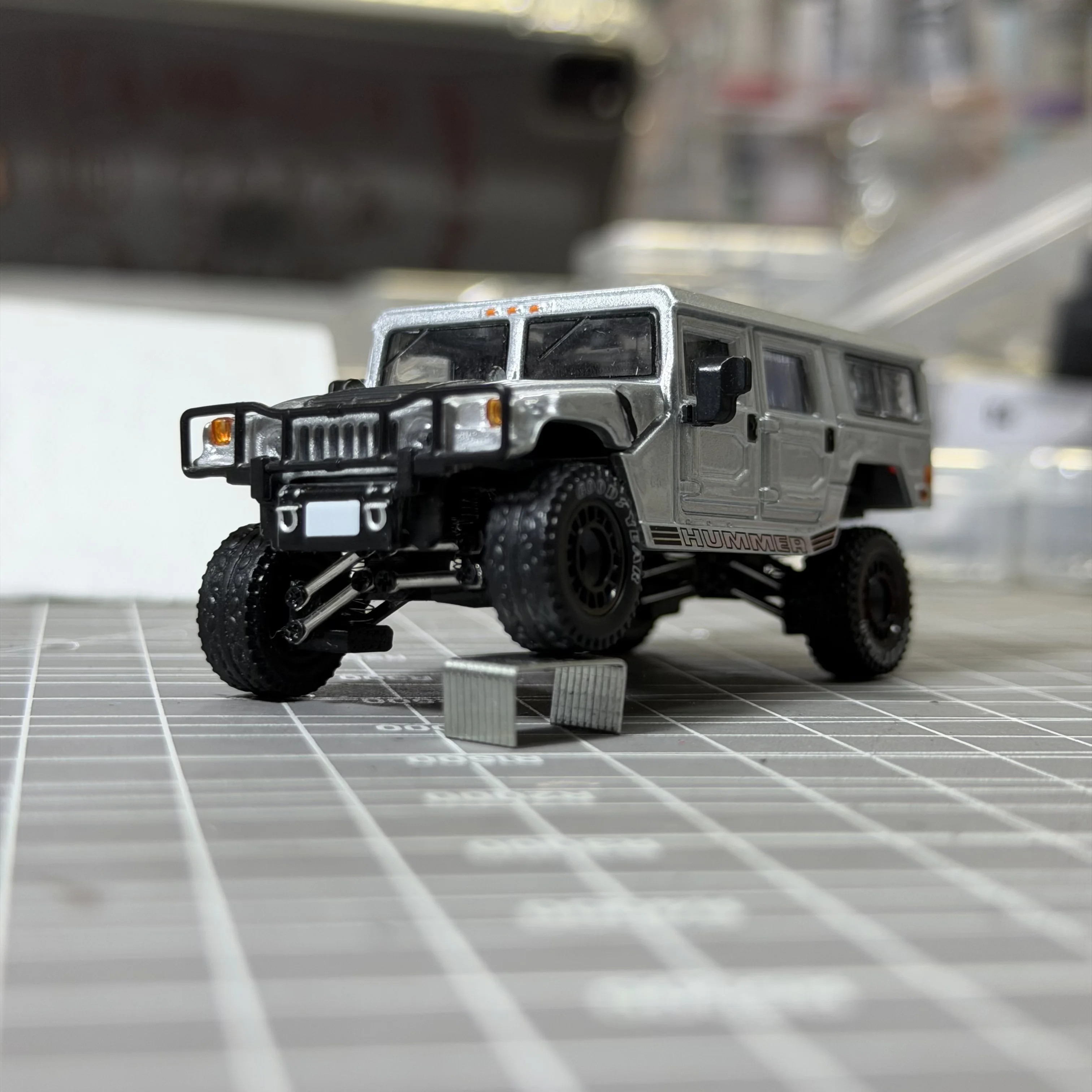 1:64 Model Car Humm H1 Modified Version with Independent Suspension on All Four Wheels Scene Props Diorama
1:64 Model Car Humm H1 Modified Version with Independent Suspension on All Four Wheels Scene Props Diorama