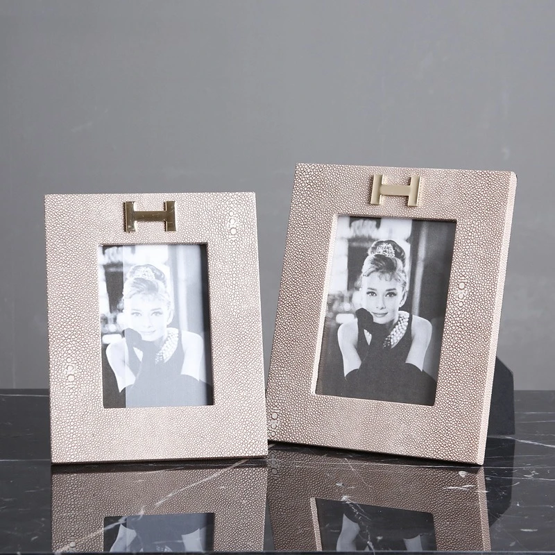 Creative light luxury Nordic simple fashion metal fish skin photo frame, furniture exhibition hall decoration ornament
Creative light luxury Nordic simple fashion metal fish skin photo frame, furniture exhibition hall decoration ornament