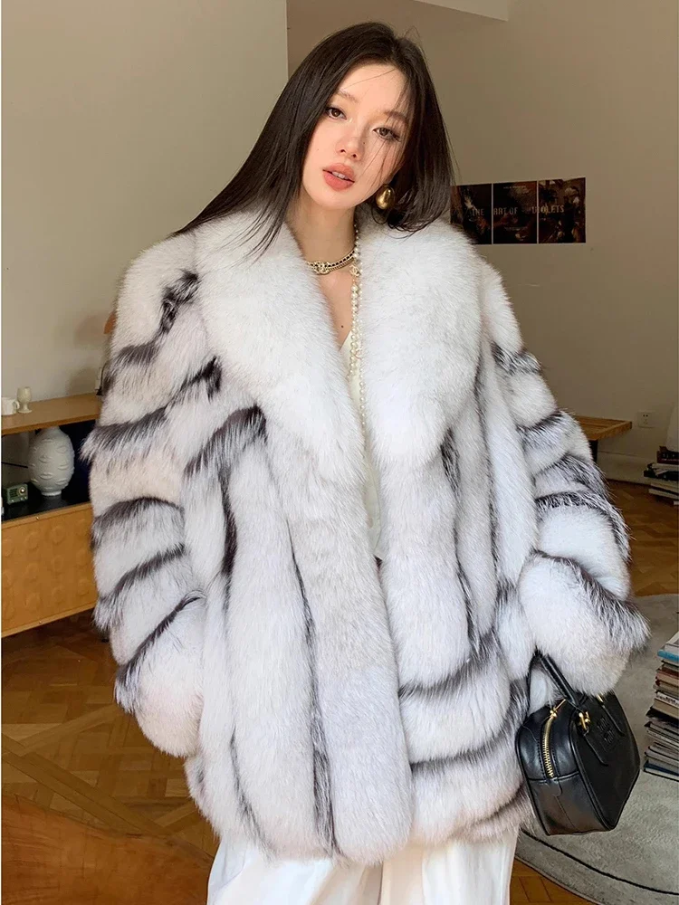 High-end Luxury Silver Fox Fur Coat for Women 2024 New Contrast Color Stripe Design Mid-length Fluffy Winter Real Fur Jacket
High-end Luxury Silver Fox Fur Coat for Women 2024 New Contrast Color Stripe Design Mid-length Fluffy Winter Real Fur Jacket