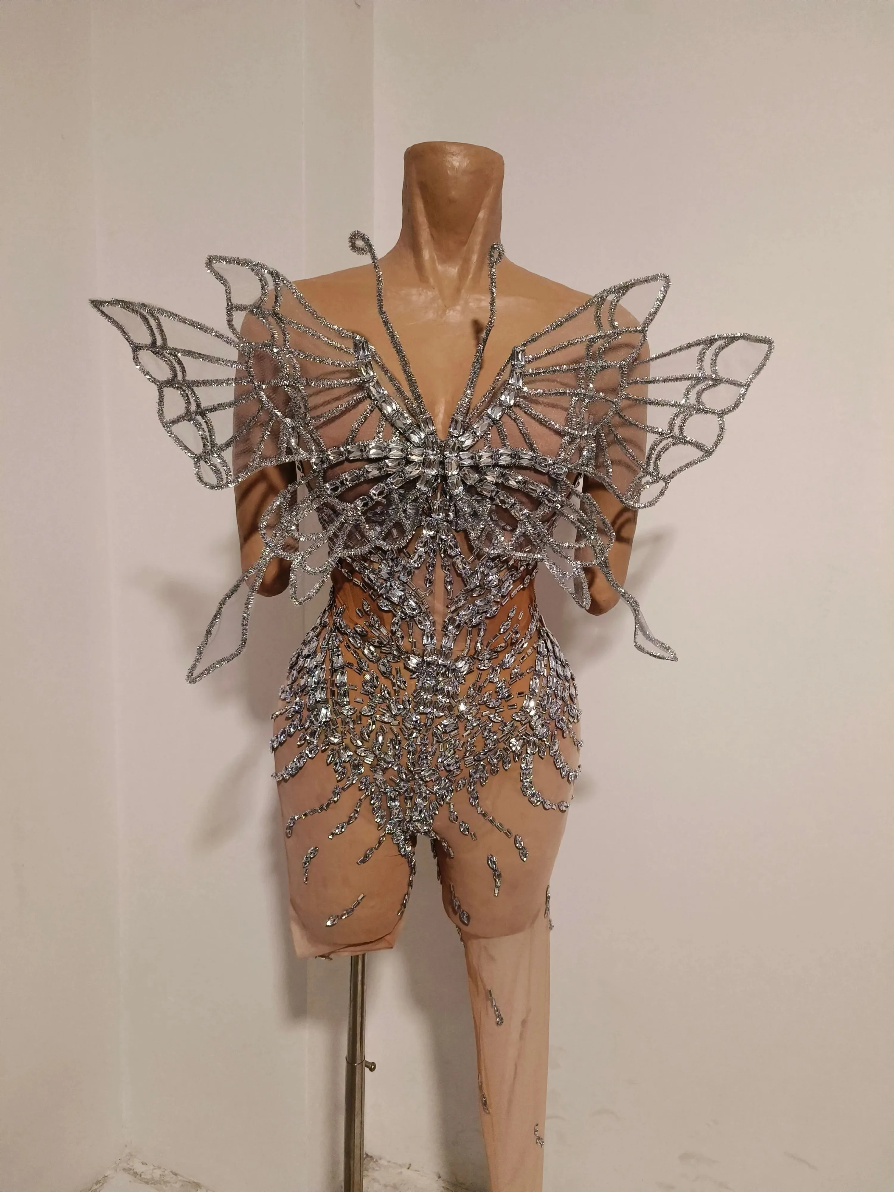 Glamorous Nude Sheer Mesh Rhinestone Butterfly Bodysuit with 3D Wing Detail for Women Stage Performance Nightclub Party Outfit
Glamorous Nude Sheer Mesh Rhinestone Butterfly Bodysuit with 3D Wing Detail for Women Stage Performance Nightclub Party Outfit