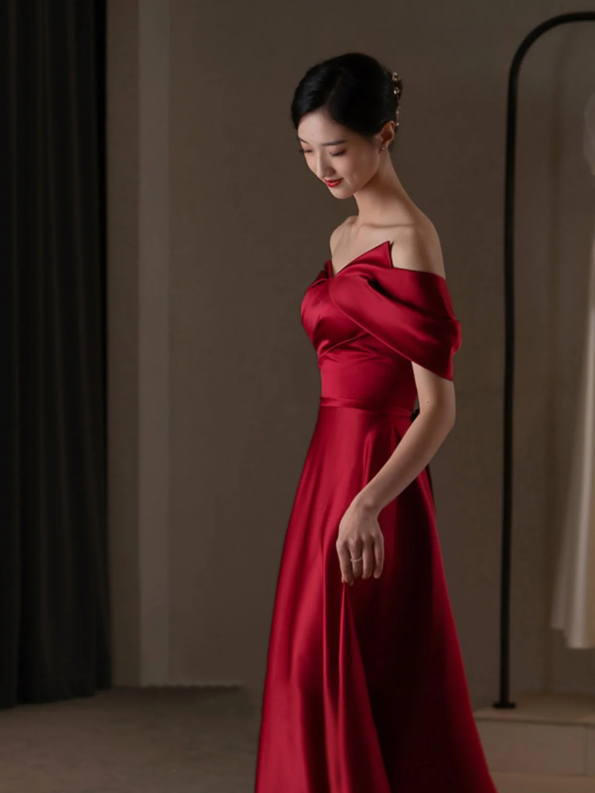 Элегантное красное свадебное платье на одно плечо для невесты, высококачественное, модное, стройнящее, с длинной юбкой, идеально подходит для помолвки и...
Элегантное красное свадебное платье на одно плечо для невесты, высококачественное, модное, стройнящее, с длинной юбкой, идеально подходит для помолвки и...