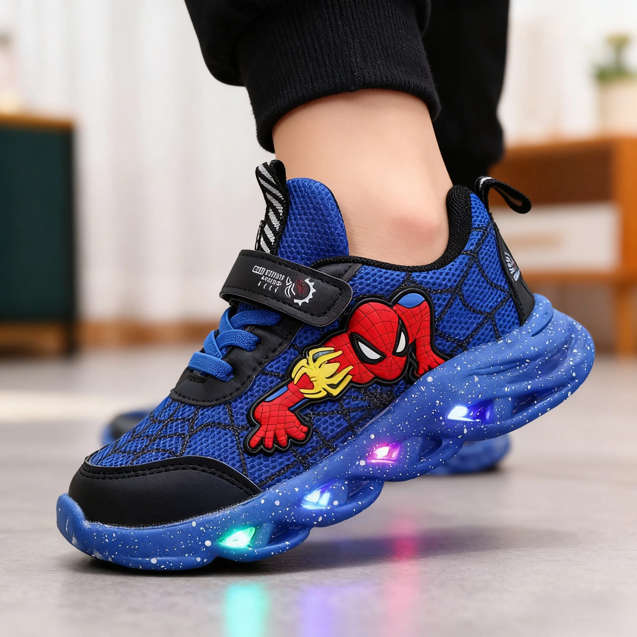 Повседневные кроссовки со светодиодной подсветкой Disney, красные, черные для весенних мальчиков, сетчатая уличная обувь с изображением Человека-паука, детская нескользящая обувь с подсветкой, размер 21-30
Повседневные кроссовки со светодиодной подсветкой Disney, красные, черные для весенних мальчиков, сетчатая уличная обувь с изображением Человека-паука, детская нескользящая обувь с подсветкой, размер 21-30
