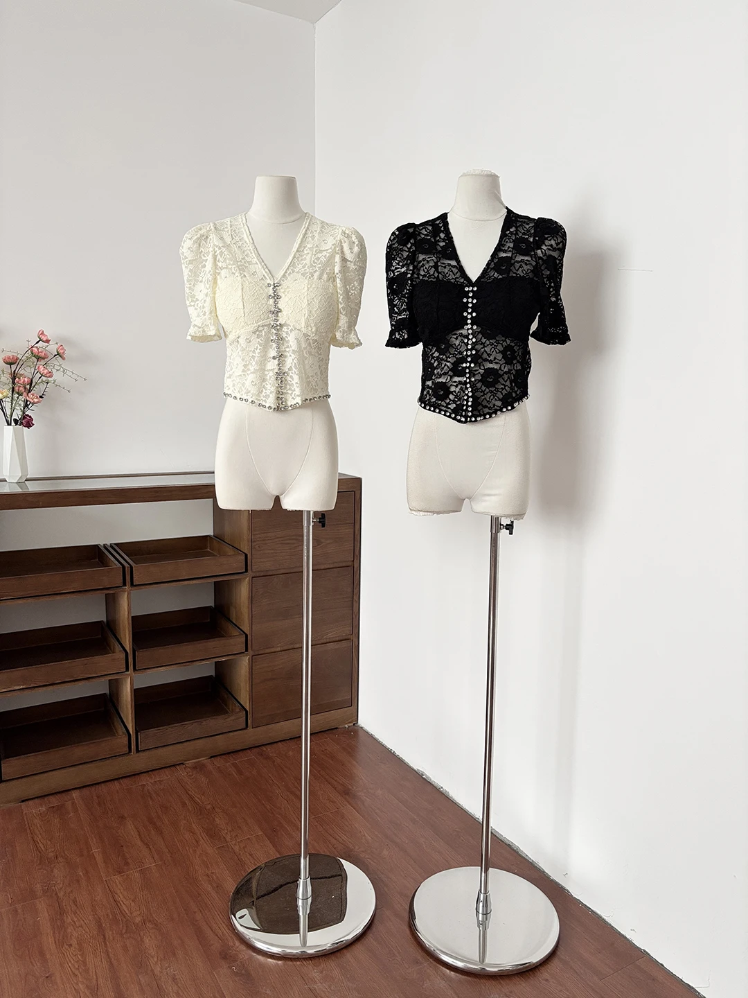 Translucent Lace Short Shirt Women's Slim Fit V-neck Hooked Flower Court Style Top Polyester Fiber Bubble Sleeve Pure Color
Translucent Lace Short Shirt Women's Slim Fit V-neck Hooked Flower Court Style Top Polyester Fiber Bubble Sleeve Pure Color