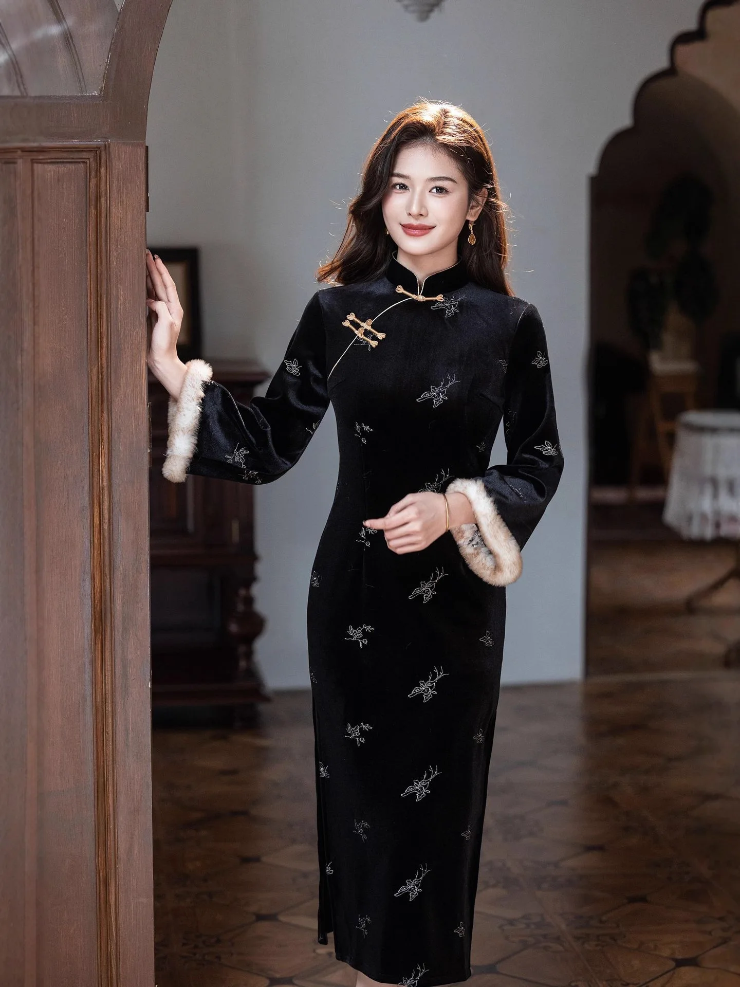 Новое элегантное улучшенное платье Cheongsam в китайском стиле с вышивкой в стиле ретро для женщин, новинка зимы 2025 года, платье Cheongsam
Новое элегантное улучшенное платье Cheongsam в китайском стиле с вышивкой в стиле ретро для женщин, новинка зимы 2025 года, платье Cheongsam