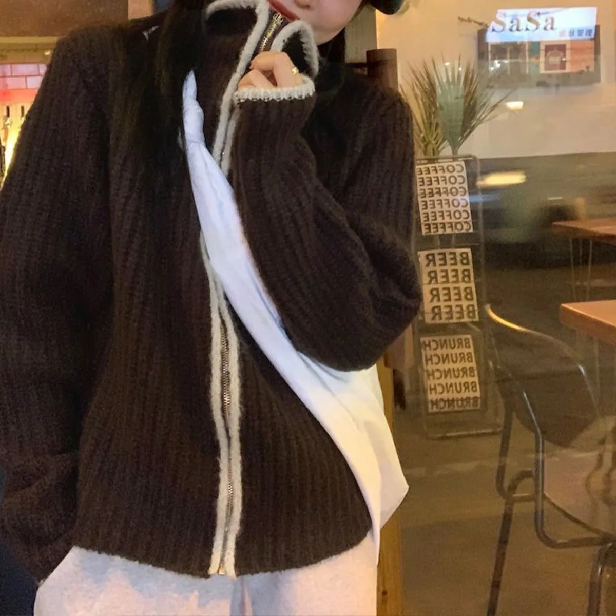 Korean Chic Autumn and Winter French High-End Retro Contrasting Edge Knitted Cardigan Niche Design Turtleneck Sweater for Women
Korean Chic Autumn and Winter French High-End Retro Contrasting Edge Knitted Cardigan Niche Design Turtleneck Sweater for Women