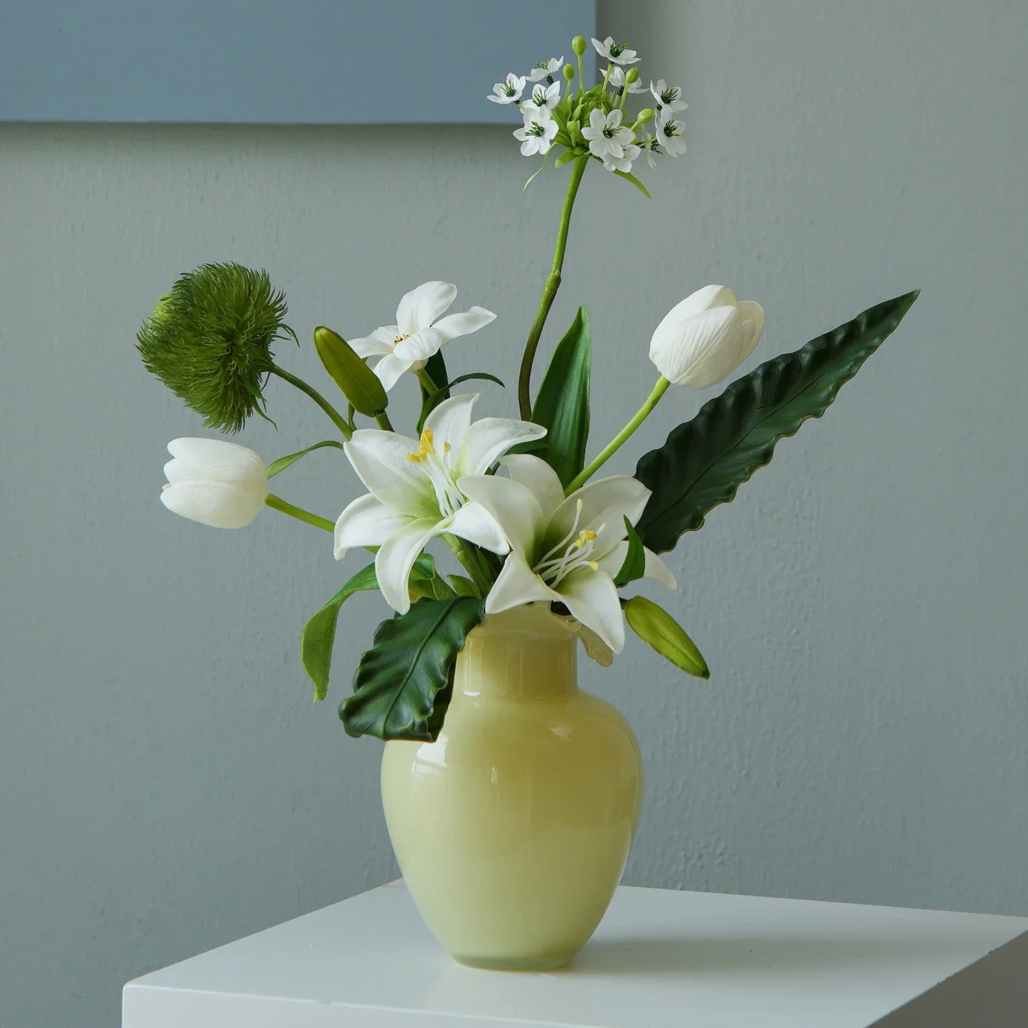 White and Green Simulated Flower Bouquet Arrangement Hand Bouquet Silk Living Room
White and Green Simulated Flower Bouquet Arrangement Hand Bouquet Silk Living Room