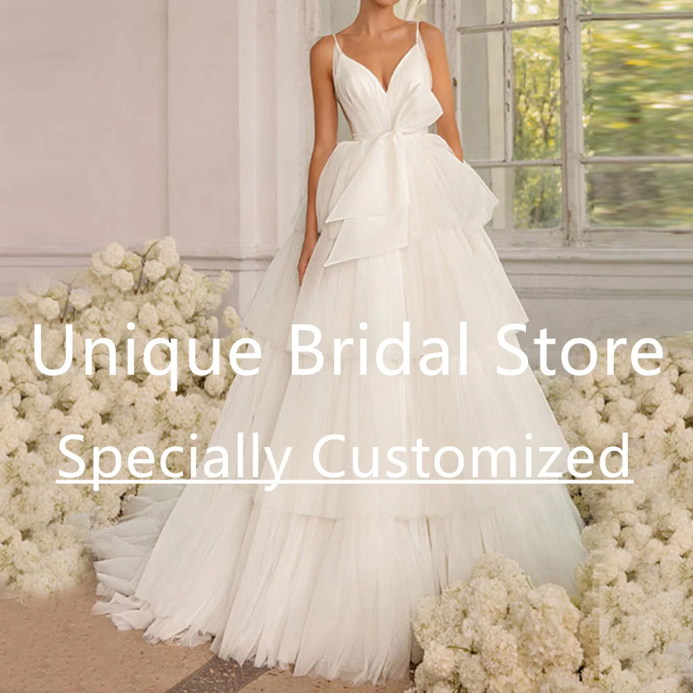 Customized Fashion Tulle Wedding Gown A-Line Tiered V-Neck Bow Spaghetti Strap Draped Backless Women's Elegant Court Train Сваде
Customized Fashion Tulle Wedding Gown A-Line Tiered V-Neck Bow Spaghetti Strap Draped Backless Women's Elegant Court Train Сваде