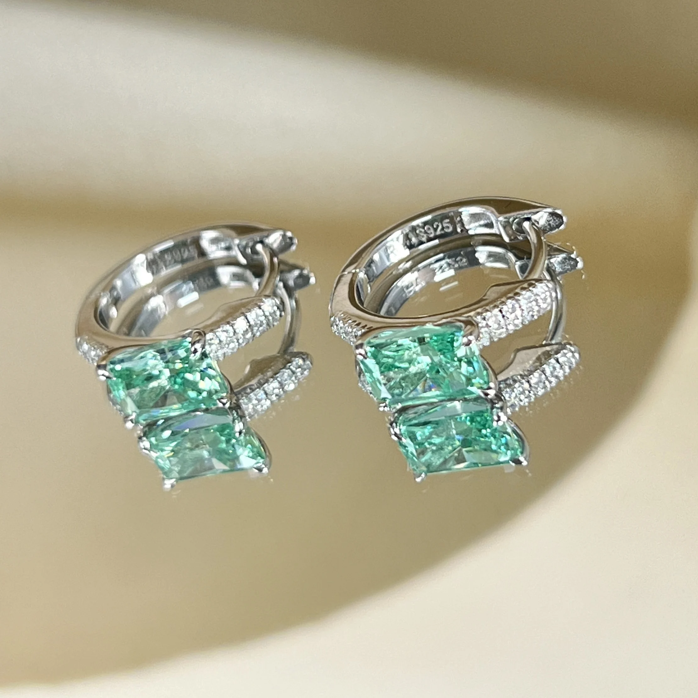 S925 silver ice flower cut pavé Paraíba color lightweight luxury earrings with moissanite inlays.
S925 silver ice flower cut pavé Paraíba color lightweight luxury earrings with moissanite inlays.