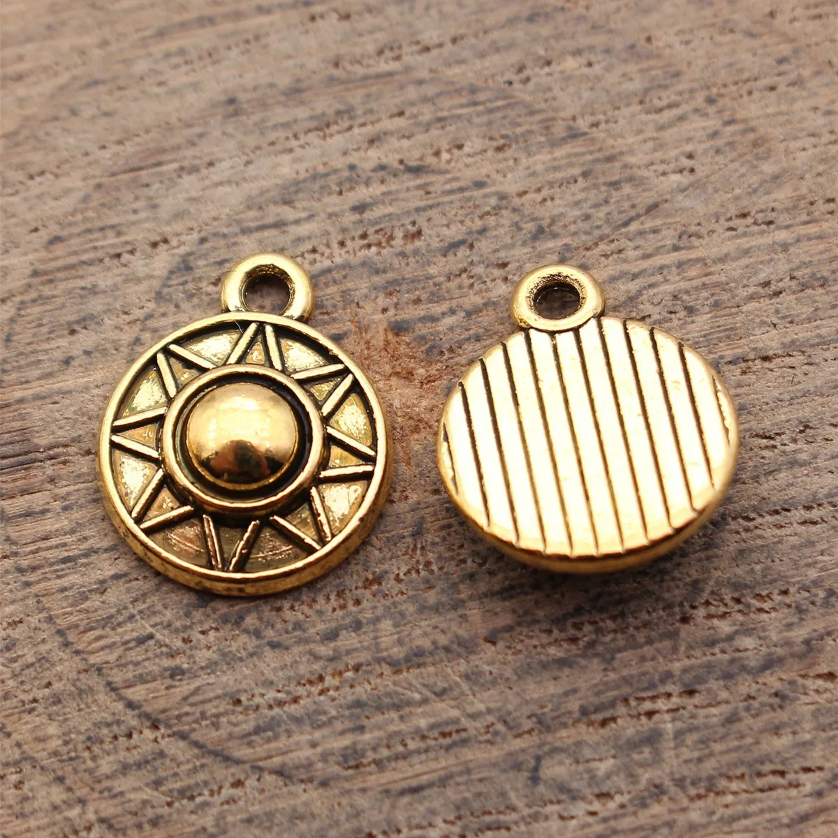 40pcs 15x12x7.7mm(0.59x0.47x0.3inch) 2 Colors Antique Gold Color Antique Silver Color Engraved Round Charms Pendants
40pcs 15x12x7.7mm(0.59x0.47x0.3inch) 2 Colors Antique Gold Color Antique Silver Color Engraved Round Charms Pendants