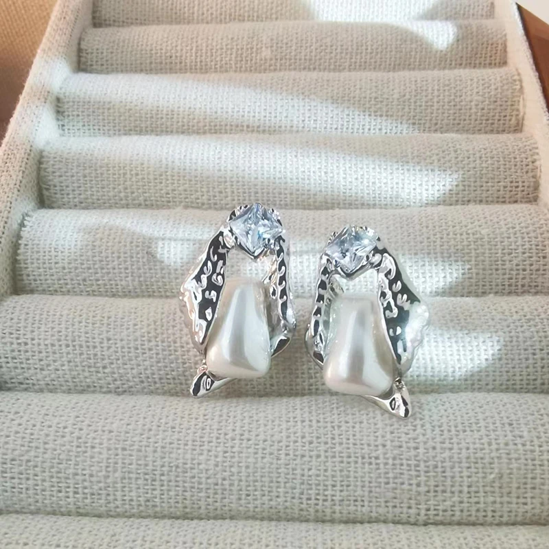 Irregular Zircon Princess Pearl Women's Earrings with Japanese and Korean Light Luxury Design and Jewelry Accessories 
Irregular Zircon Princess Pearl Women's Earrings with Japanese and Korean Light Luxury Design and Jewelry Accessories