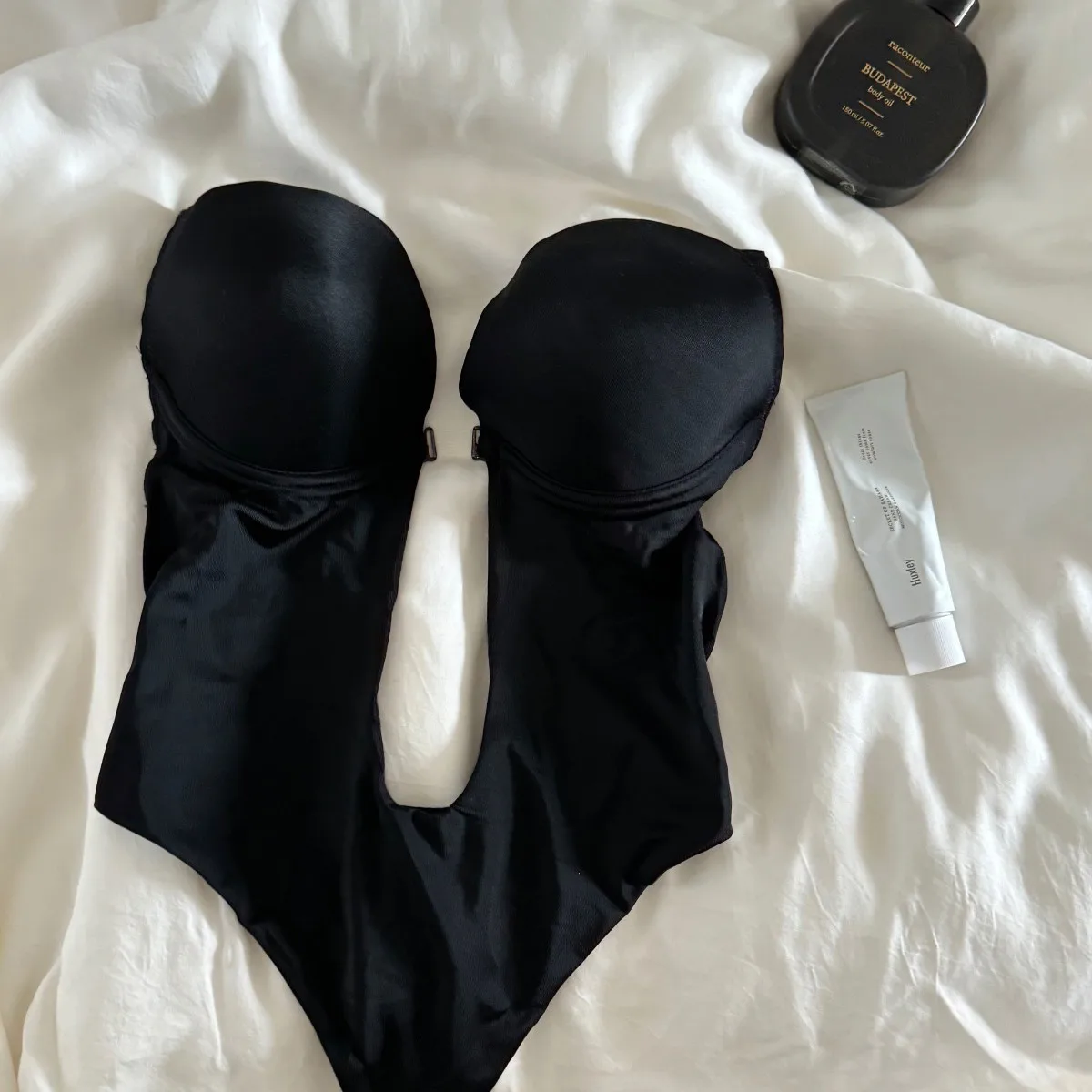 Rusu body shaping jumpsuit gathers seamlessly, with a deep V-back and strapless steel ring for evening dresses and sexy lingerie
Rusu body shaping jumpsuit gathers seamlessly, with a deep V-back and strapless steel ring for evening dresses and sexy lingerie