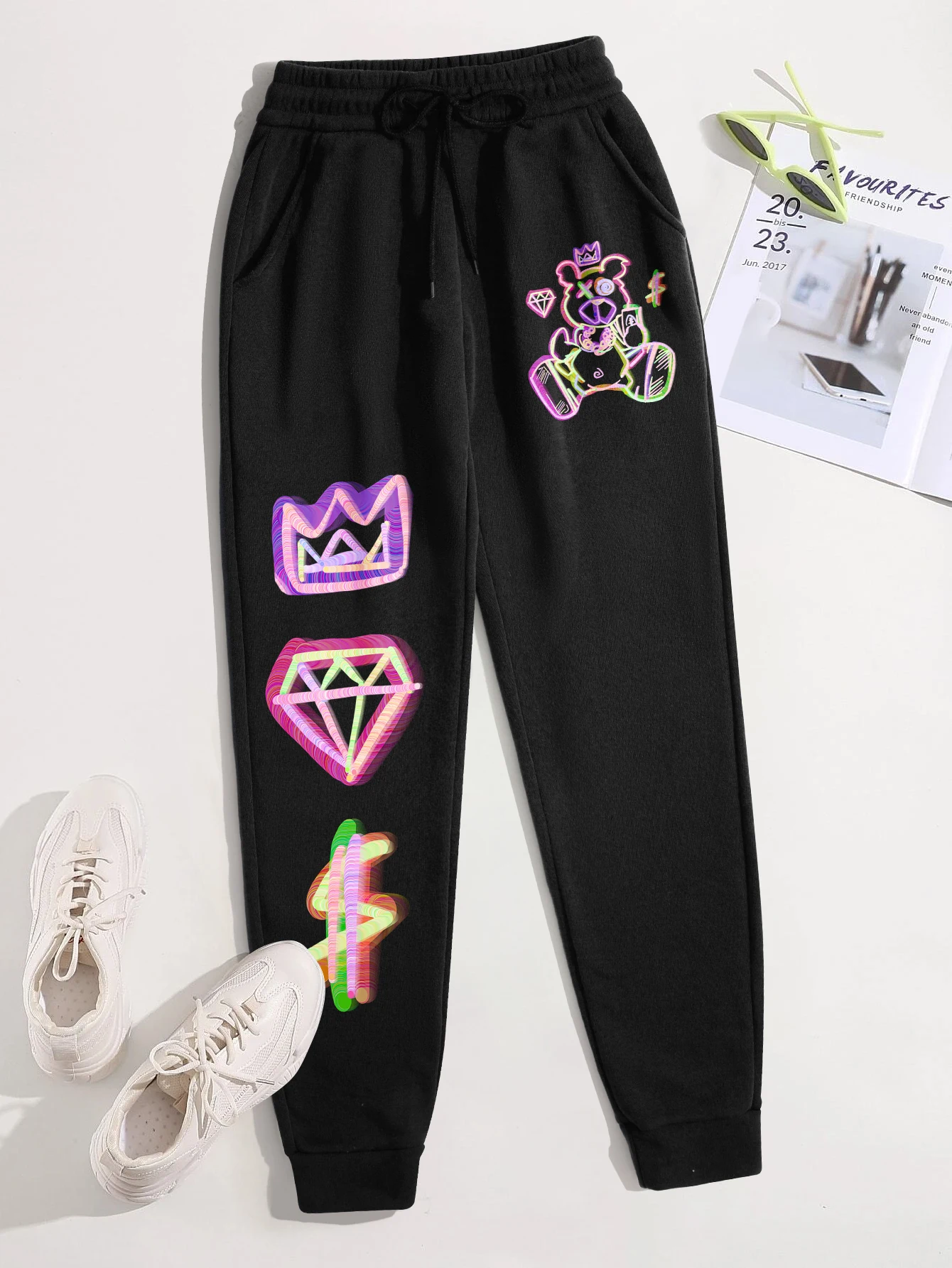Angel Bear Womens Men Sweatpants Graffiti Diamond Printed Trousers Comfortable Warm Fleece Jogger Pants Trend Womans Streetwear
Angel Bear Womens Men Sweatpants Graffiti Diamond Printed Trousers Comfortable Warm Fleece Jogger Pants Trend Womans Streetwear