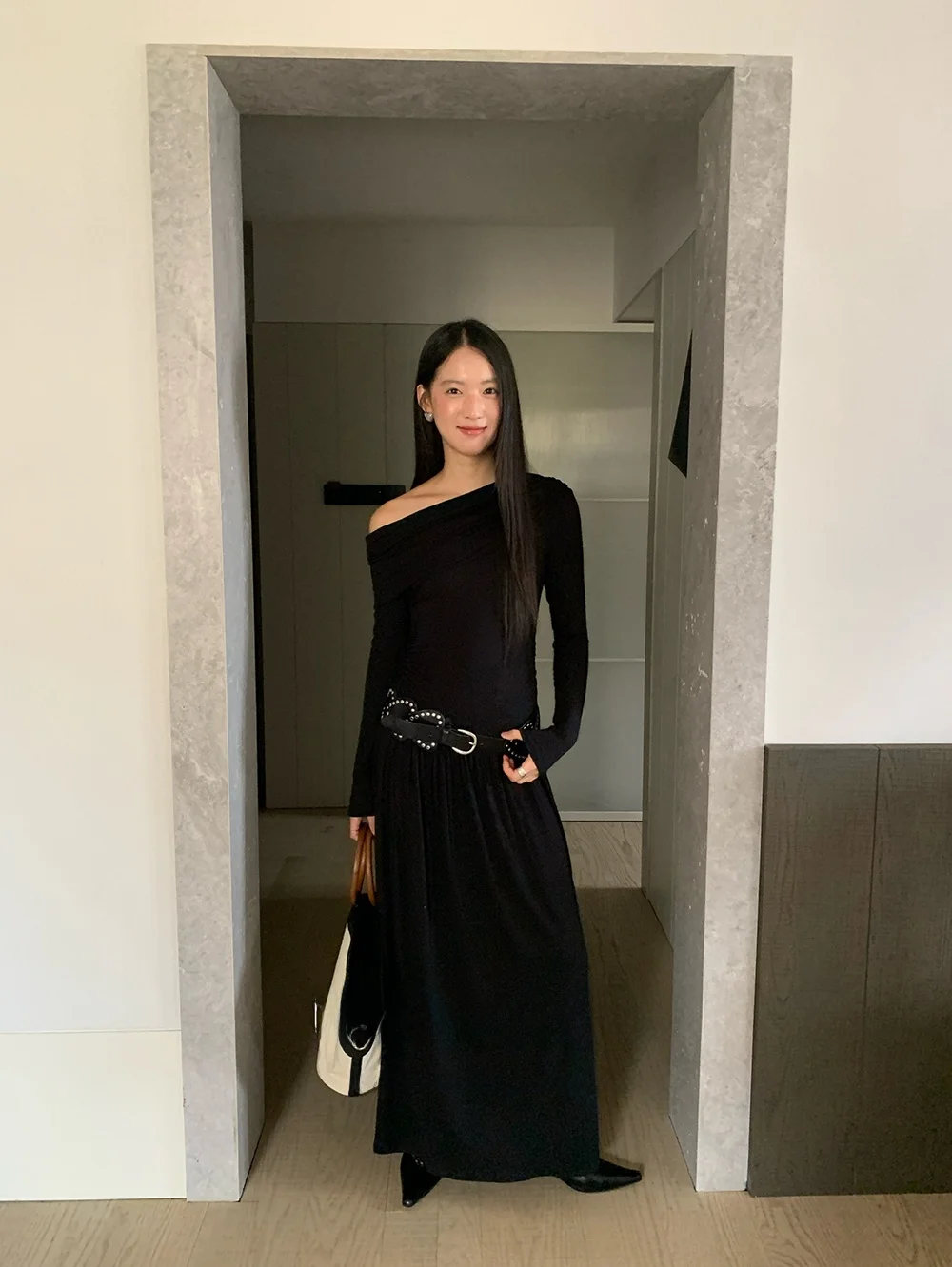 Elegant Shoulder Bared Slimming Dress for Women with Scarf Long Black Dress Autumn New Arrival Ladies Fashion Casual Wear
Elegant Shoulder Bared Slimming Dress for Women with Scarf Long Black Dress Autumn New Arrival Ladies Fashion Casual Wear