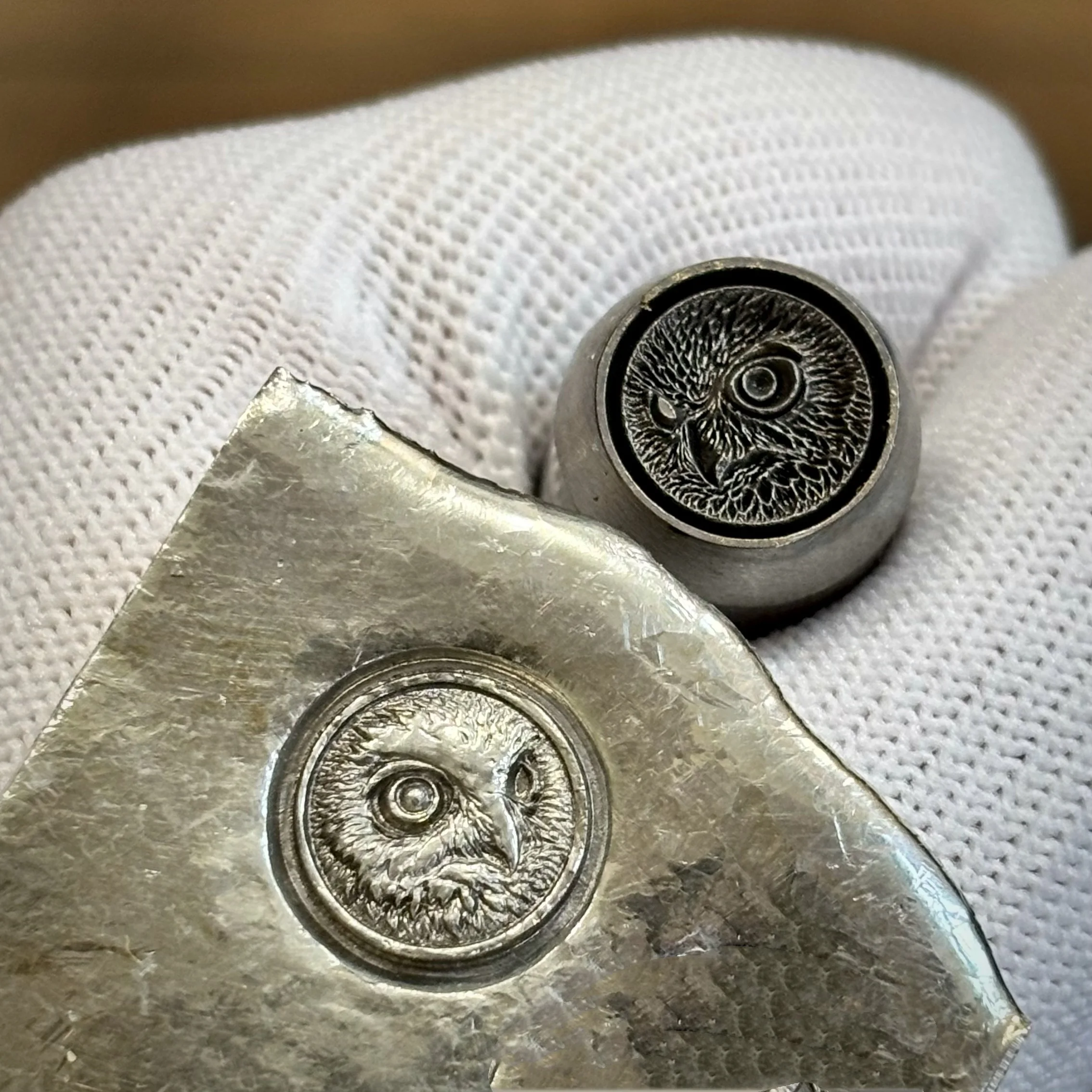 3D Eagle Head Design Metal Stamp Punch Jewelry Punching Tool Silver Leather Logo Marking Steel Punching Stamper
3D Eagle Head Design Metal Stamp Punch Jewelry Punching Tool Silver Leather Logo Marking Steel Punching Stamper