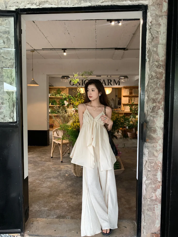 Fashionable V-neck Strapless Vest And High-waisted Loose Pants Two-piece Set for Women Summer Collection Casual Wear
Fashionable V-neck Strapless Vest And High-waisted Loose Pants Two-piece Set for Women Summer Collection Casual Wear