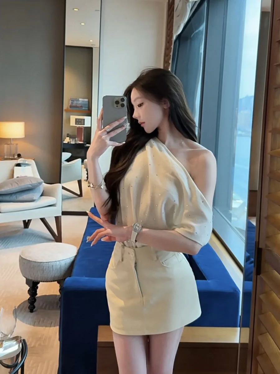 Sexy One-Shoulder Slim Fit Woolen Knitted Short-Sleeve T-Shirt with Rhinestones Asymmetrical Collar Casual Style Women's Top
Sexy One-Shoulder Slim Fit Woolen Knitted Short-Sleeve T-Shirt with Rhinestones Asymmetrical Collar Casual Style Women's Top