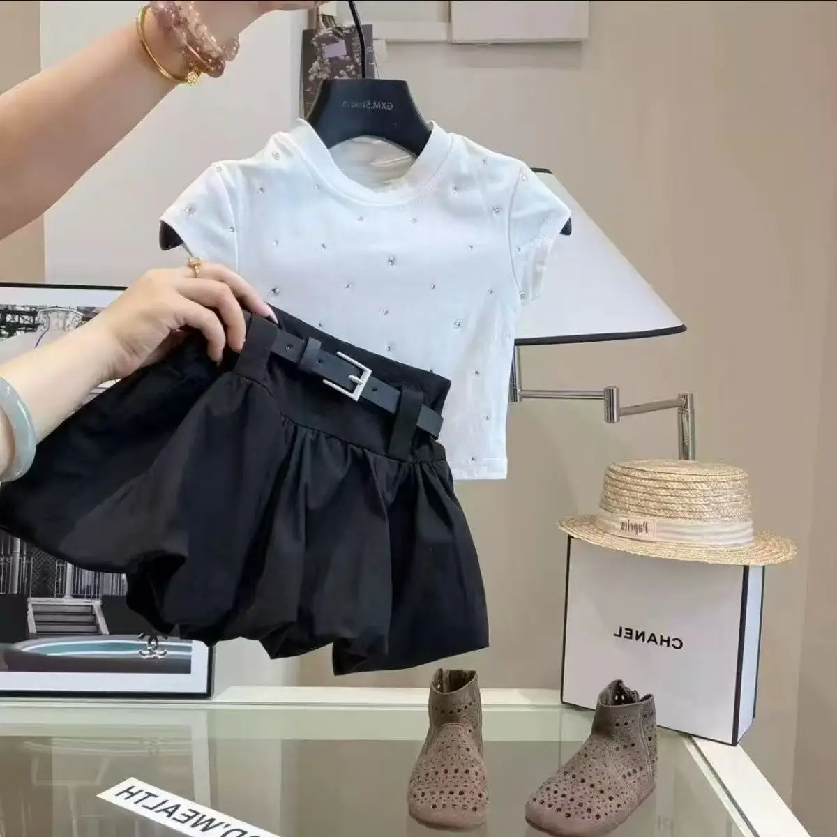 Girls' Summer Set New Children With Hot Diamond Short Sleeved Flower Bud Skirt Pants Fashionable Two-piece Set
Girls' Summer Set New Children With Hot Diamond Short Sleeved Flower Bud Skirt Pants Fashionable Two-piece Set