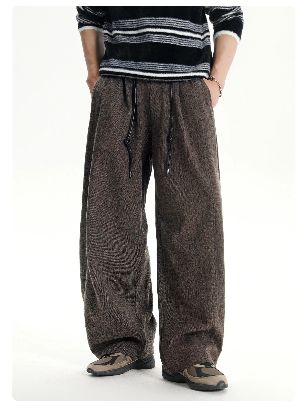 Vintage-Textured Pleated Casual Pants for Men: Heavyweight, Loose-Fit Straight-Leg Pants with Structural Panels and Curved Hem
Vintage-Textured Pleated Casual Pants for Men: Heavyweight, Loose-Fit Straight-Leg Pants with Structural Panels and Curved Hem