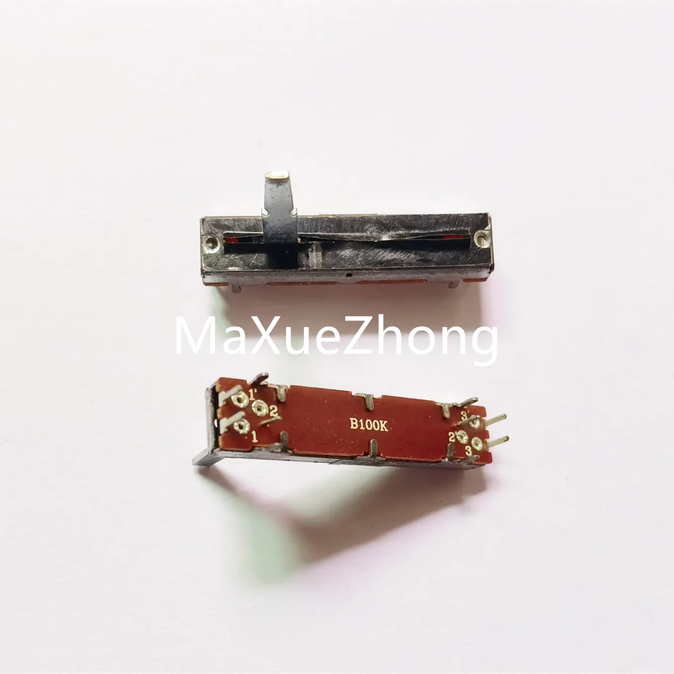 Original new 100% 45MM SC-302G sliding fader double potentiometer B100K handle length 20MMD (SWITCH)
Original new 100% 45MM SC-302G sliding fader double potentiometer B100K handle length 20MMD (SWITCH)