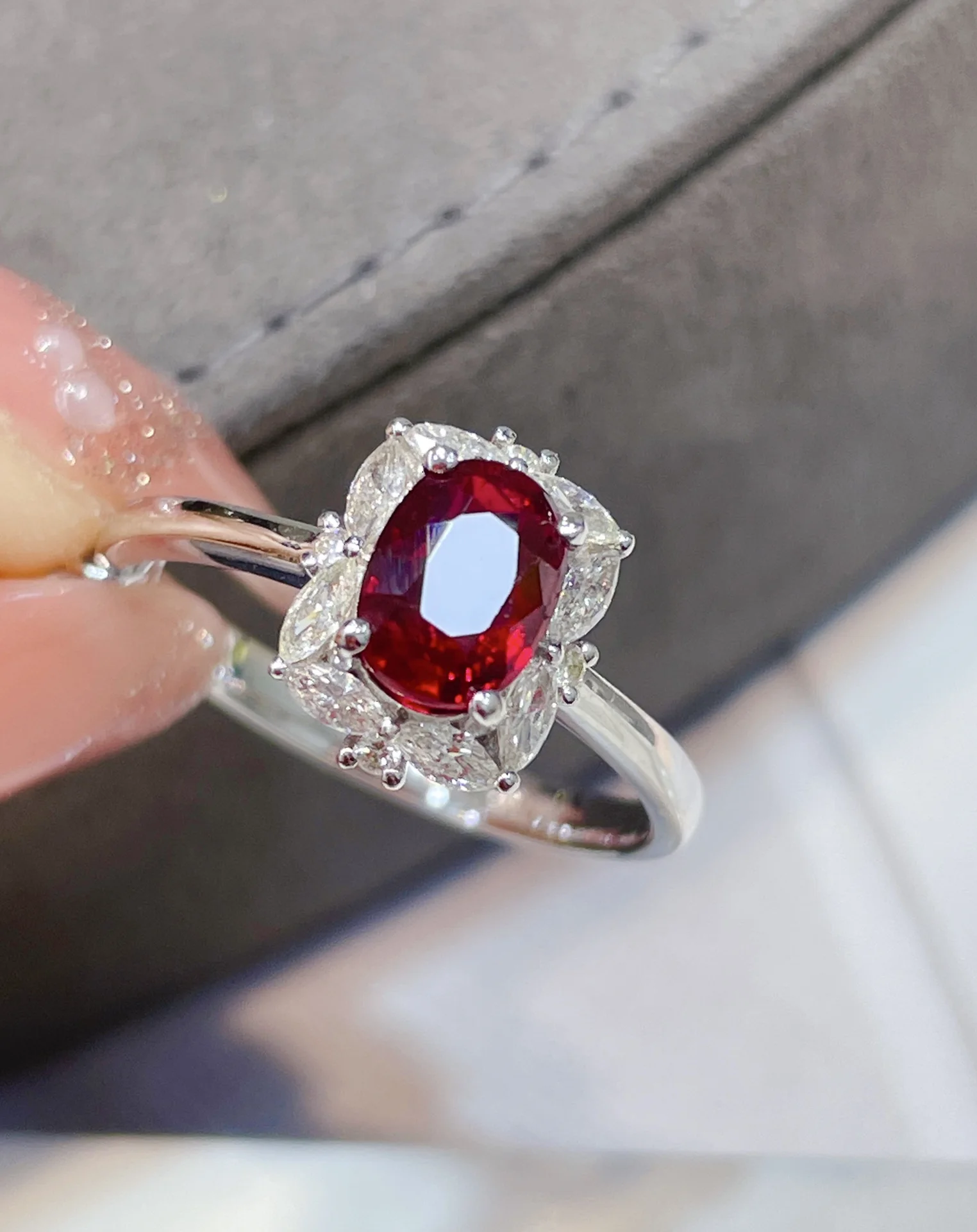 NEW Fashion Flower Oval Ruby Full Diamond Couple Ring For Women Zircon Silver Plated Valentine's Day Gift Party Jewelry
NEW Fashion Flower Oval Ruby Full Diamond Couple Ring For Women Zircon Silver Plated Valentine's Day Gift Party Jewelry