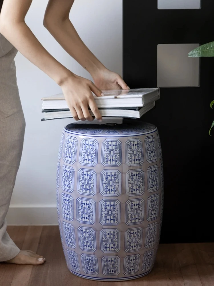Misty rain blue and white porcelain, Wanfu is complete, ceramic new Chinese booth low stool
Misty rain blue and white porcelain, Wanfu is complete, ceramic new Chinese booth low stool