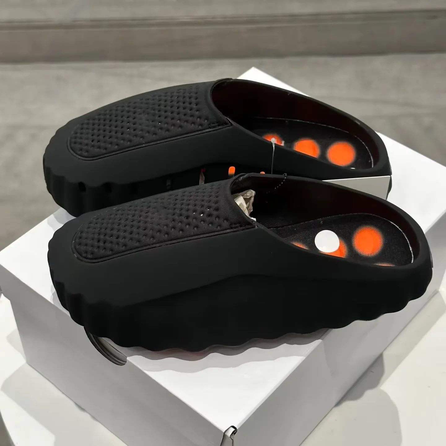 Дизайнерские сандалии-мюли Mind 001 Slide из мягкой резины с новой технологией, удобные, черные, красные, цвета кости, светло-дымчато-серые, для мужчин и женщин, мини-размеры
Дизайнерские сандалии-мюли Mind 001 Slide из мягкой резины с новой технологией, удобные, черные, красные, цвета кости, светло-дымчато-серые, для мужчин и женщин, мини-размеры