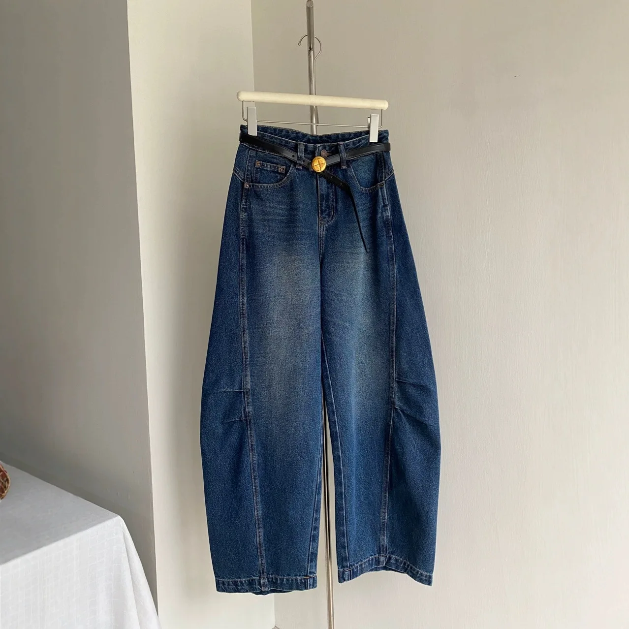 Осенние женские джинсы 2025 года. Джинсы ленивого стиля.
Осенние женские джинсы 2025 года. Джинсы ленивого стиля.