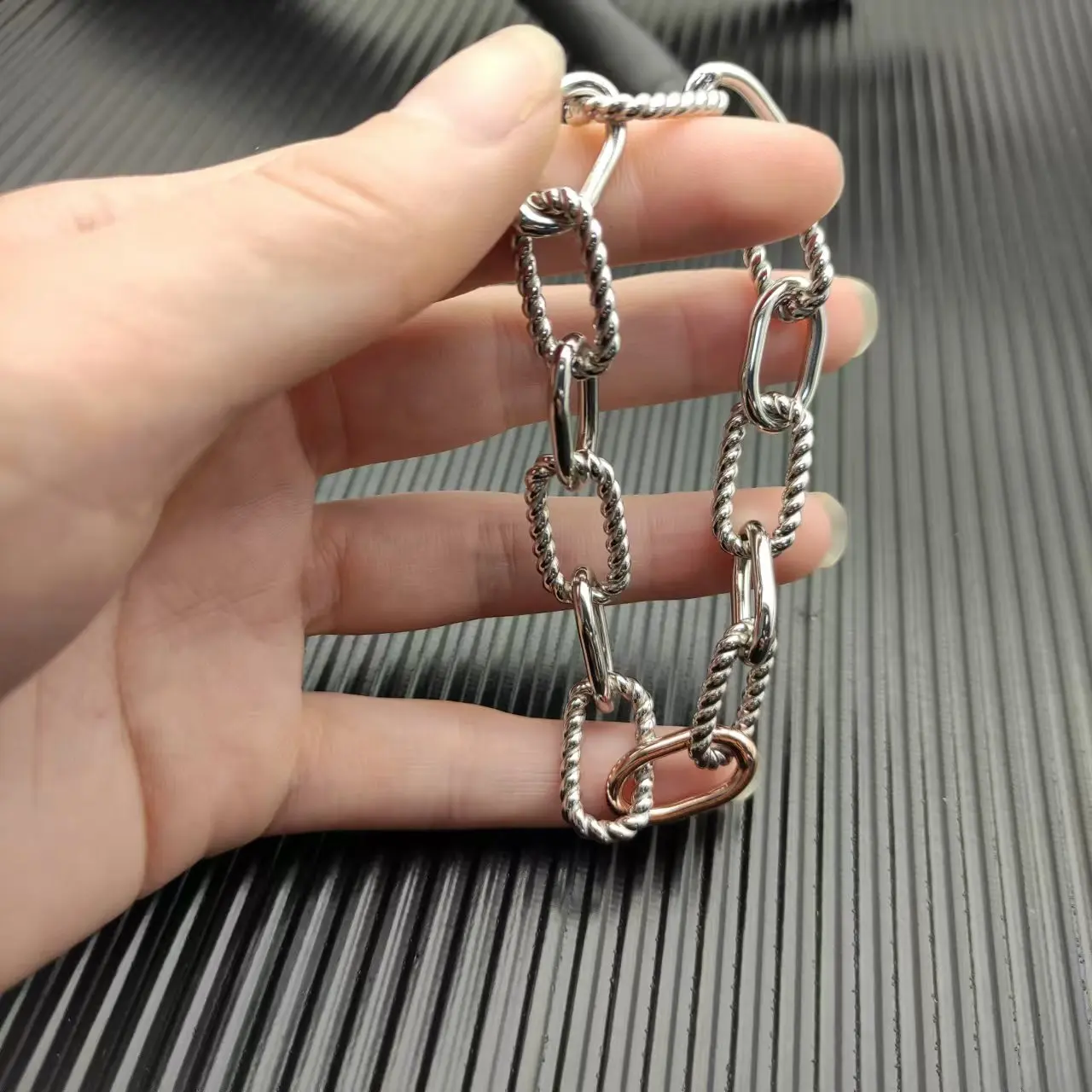S925 Sterling Silver New Madison Chain Rose Gold Bracelet Neutral Personality Classic Fashion Retro Trend Luxury Jewelry Gift
S925 Sterling Silver New Madison Chain Rose Gold Bracelet Neutral Personality Classic Fashion Retro Trend Luxury Jewelry Gift