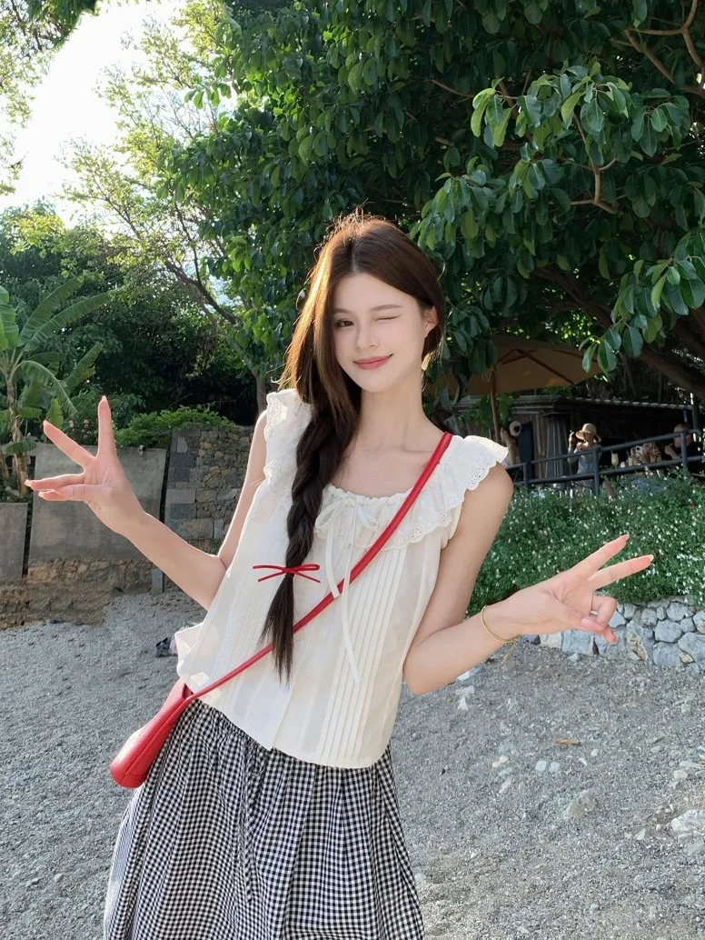 Sweet Style Lace Trim Flounce Sleeve Loose Slimming Top Women's Summer Shirt No Sleeve round Neck Button Closure Casual Fashion
Sweet Style Lace Trim Flounce Sleeve Loose Slimming Top Women's Summer Shirt No Sleeve round Neck Button Closure Casual Fashion