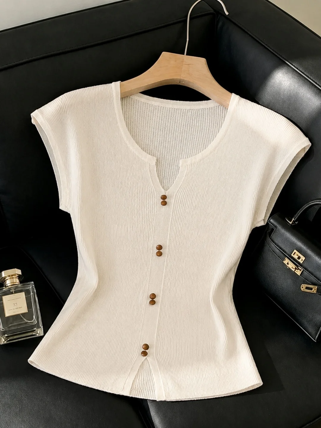Elegant Fashion Slim Fit V-Neck Knitwear Summer Chic Maturity Style Short Sleeve Button up Top Women's plus Size Knitted Sweater
Elegant Fashion Slim Fit V-Neck Knitwear Summer Chic Maturity Style Short Sleeve Button up Top Women's plus Size Knitted Sweater