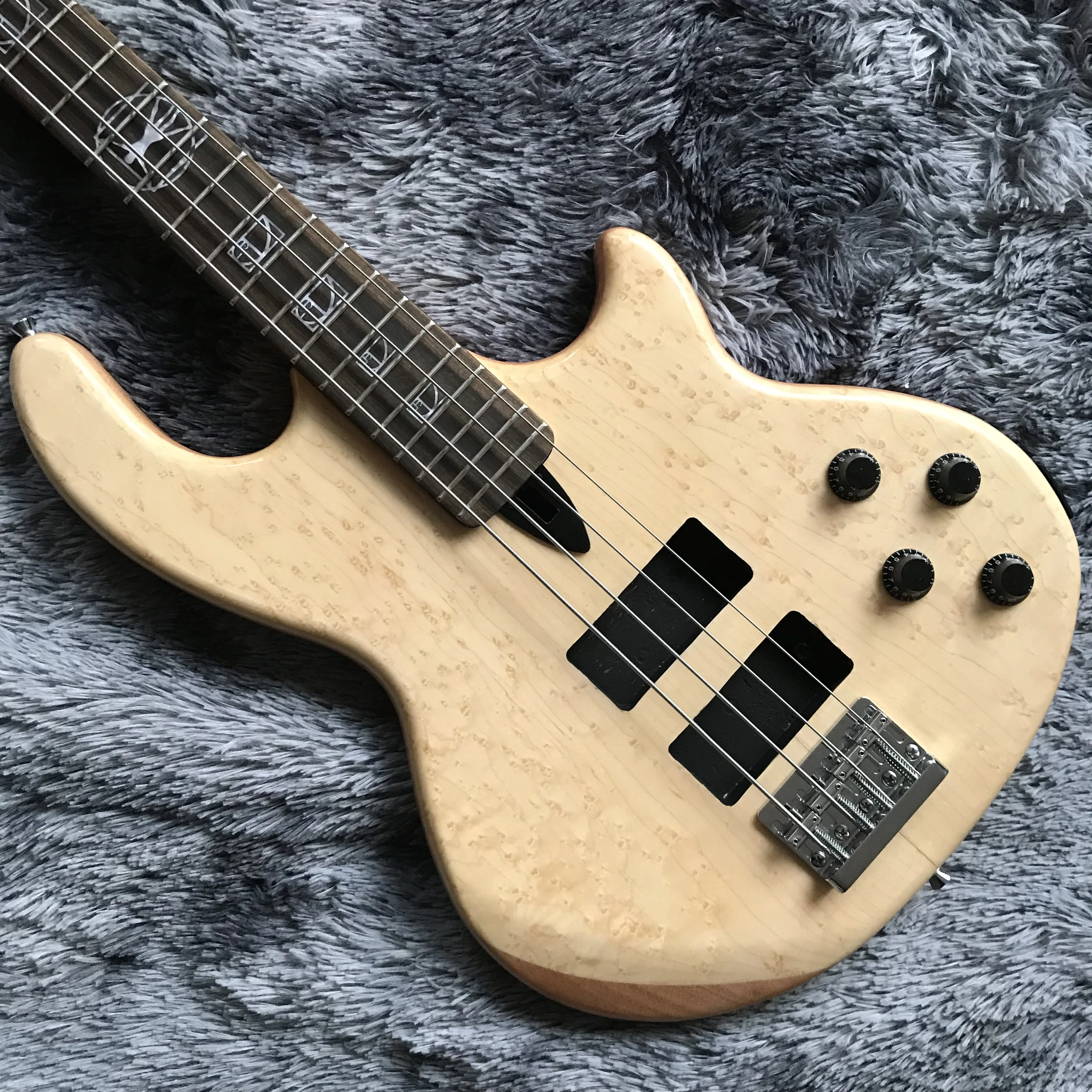 Электробас-гитара Custom 4 Strings W-AL MK1 Style с кленовой декой Eyebirds и глянцевой отделкой
Электробас-гитара Custom 4 Strings W-AL MK1 Style с кленовой декой Eyebirds и глянцевой отделкой