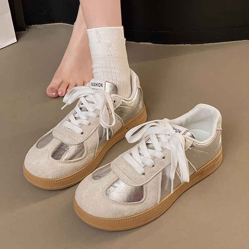 Серебристые кроссовки на платформе с лоскутным узором, женские, на толстой подошве, на шнуровке, немецкие тренировочные кроссовки, женские, весна-осень, корейские, нескользящие, на плоской подошве
Серебристые кроссовки на платформе с лоскутным узором, женские, на толстой подошве, на шнуровке, немецкие тренировочные кроссовки, женские, весна-осень, корейские, нескользящие, на плоской подошве