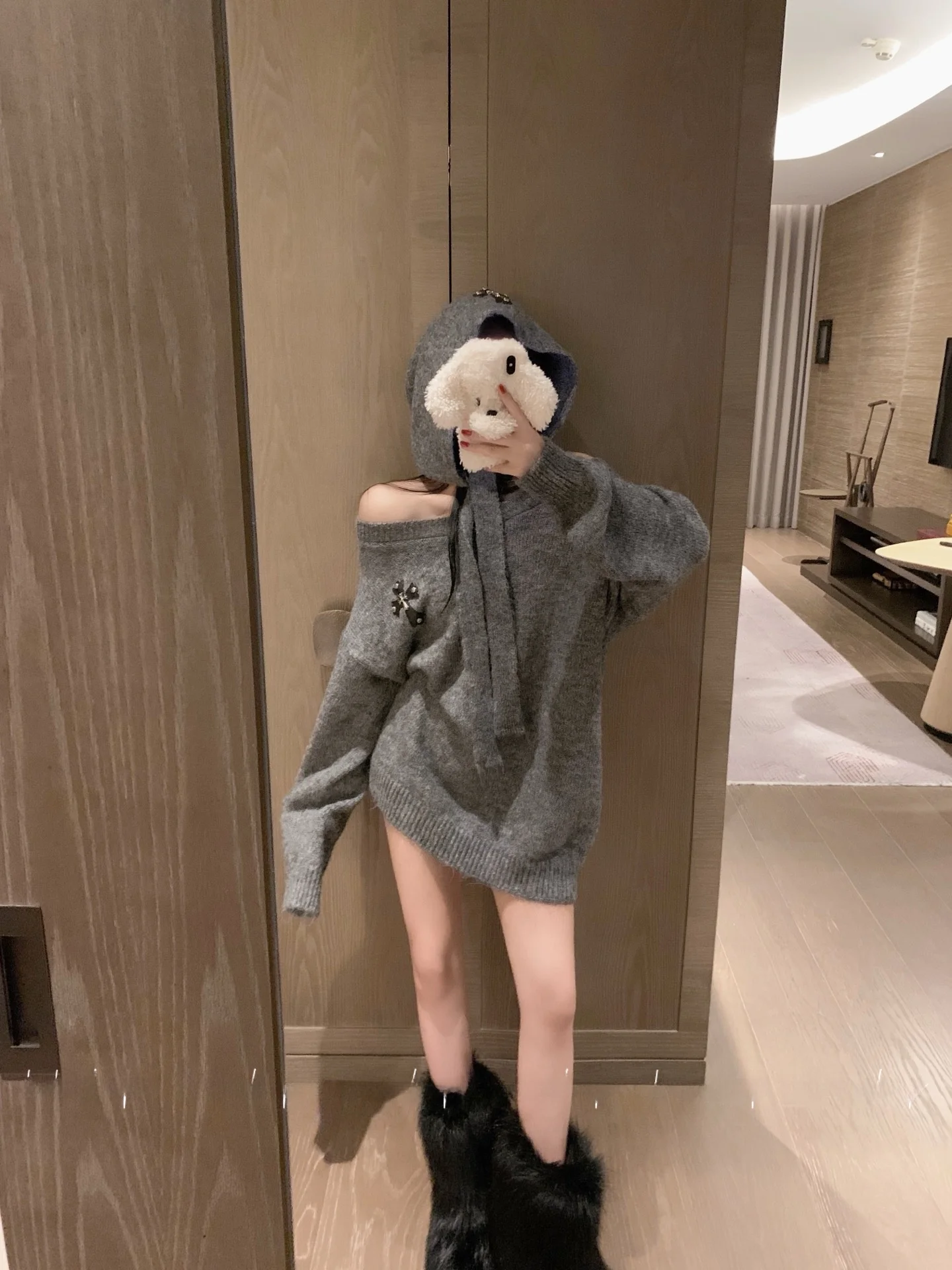 Women's V-neck Knitted Sweater with Hat Loose Fit Comfortable Wool Blend Long Sleeve Thermal Top Mid-Length Open Cardigan
Women's V-neck Knitted Sweater with Hat Loose Fit Comfortable Wool Blend Long Sleeve Thermal Top Mid-Length Open Cardigan