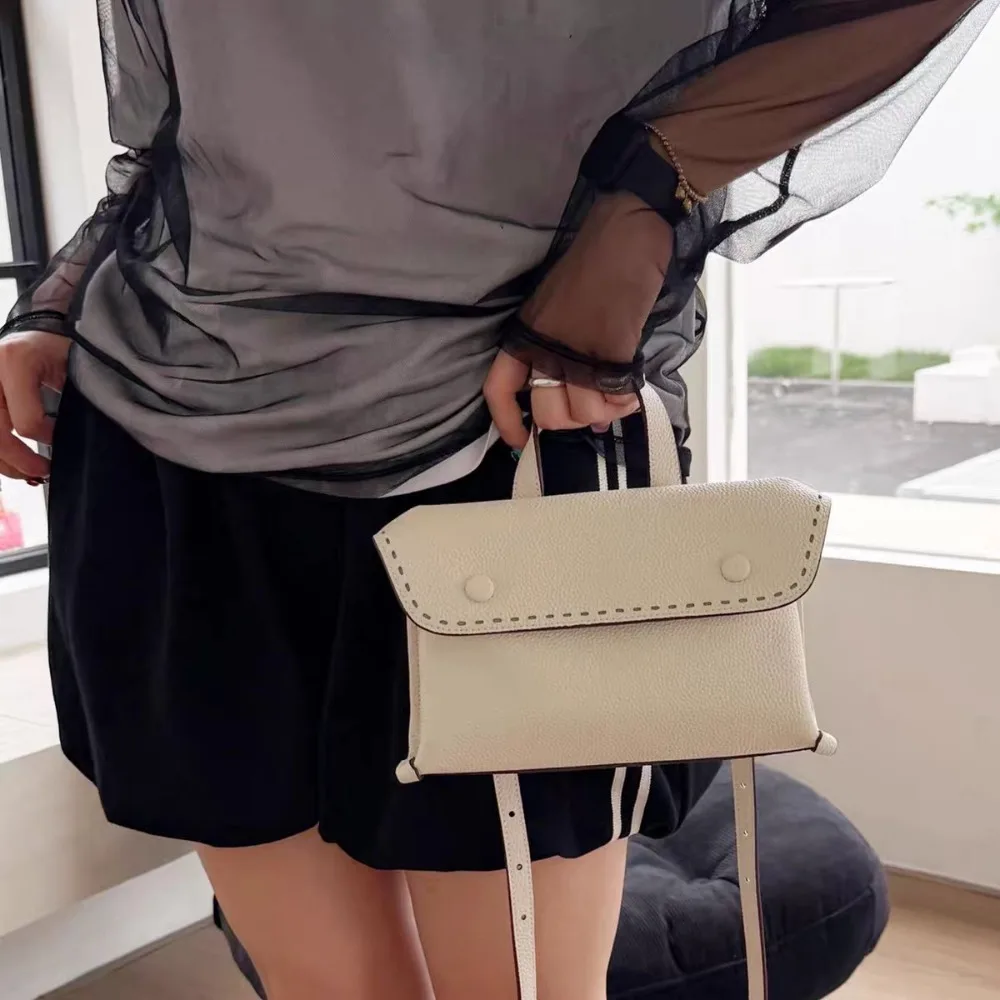 Flip Leather Bag, High-quality Portable Oblique Span Small Square Daily Commuting Versatile Women's Fashionable Unique Texture
Flip Leather Bag, High-quality Portable Oblique Span Small Square Daily Commuting Versatile Women's Fashionable Unique Texture