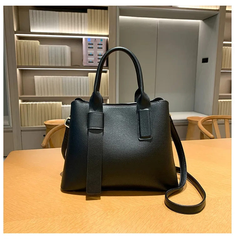 12.4 inches (31cm) Stylish and Practical Shoulder Bag for Women - New Collection
12.4 inches (31cm) Stylish and Practical Shoulder Bag for Women - New Collection