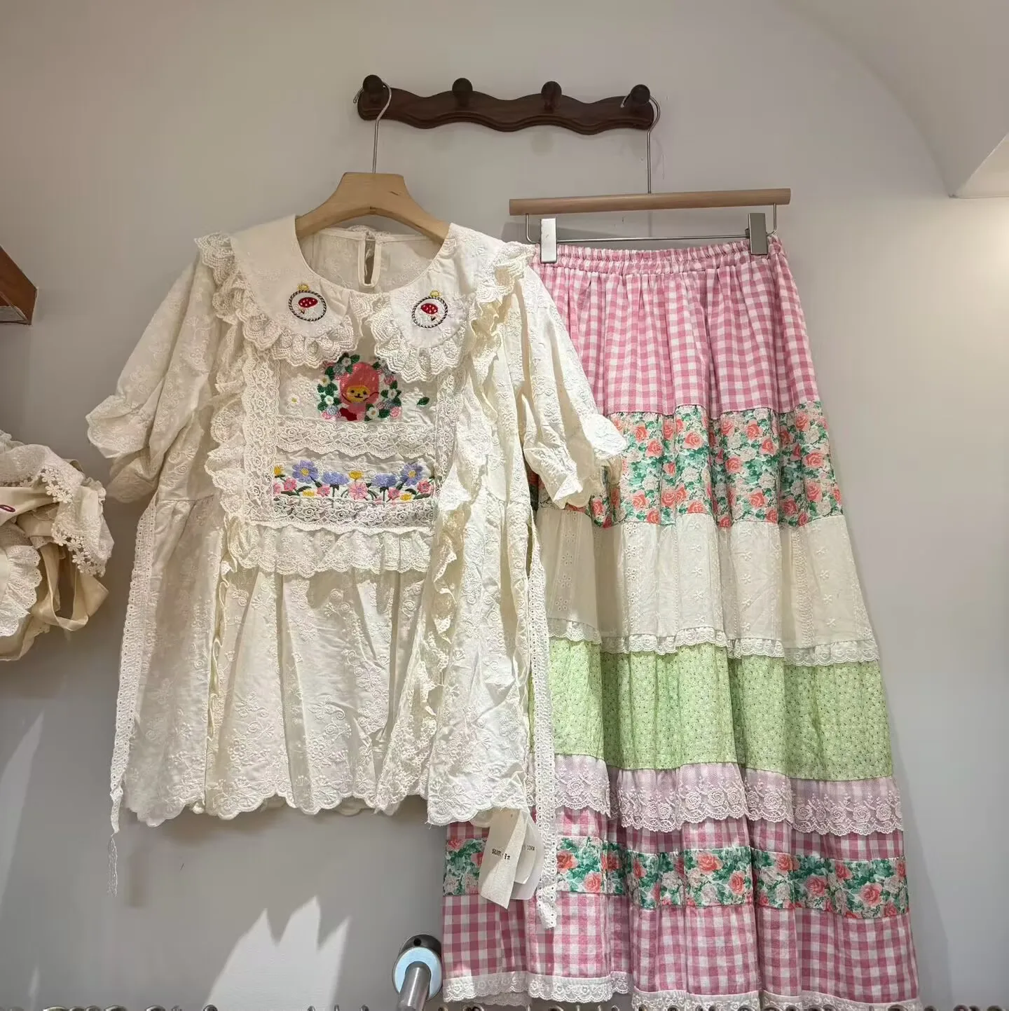 Summer Women Cotton Patchwork F Lace Embroidery Vintage Blouse Mori Girl Sweet Kawaii Cottagecore Korean Lolita Shirt Top
Summer Women Cotton Patchwork F Lace Embroidery Vintage Blouse Mori Girl Sweet Kawaii Cottagecore Korean Lolita Shirt Top