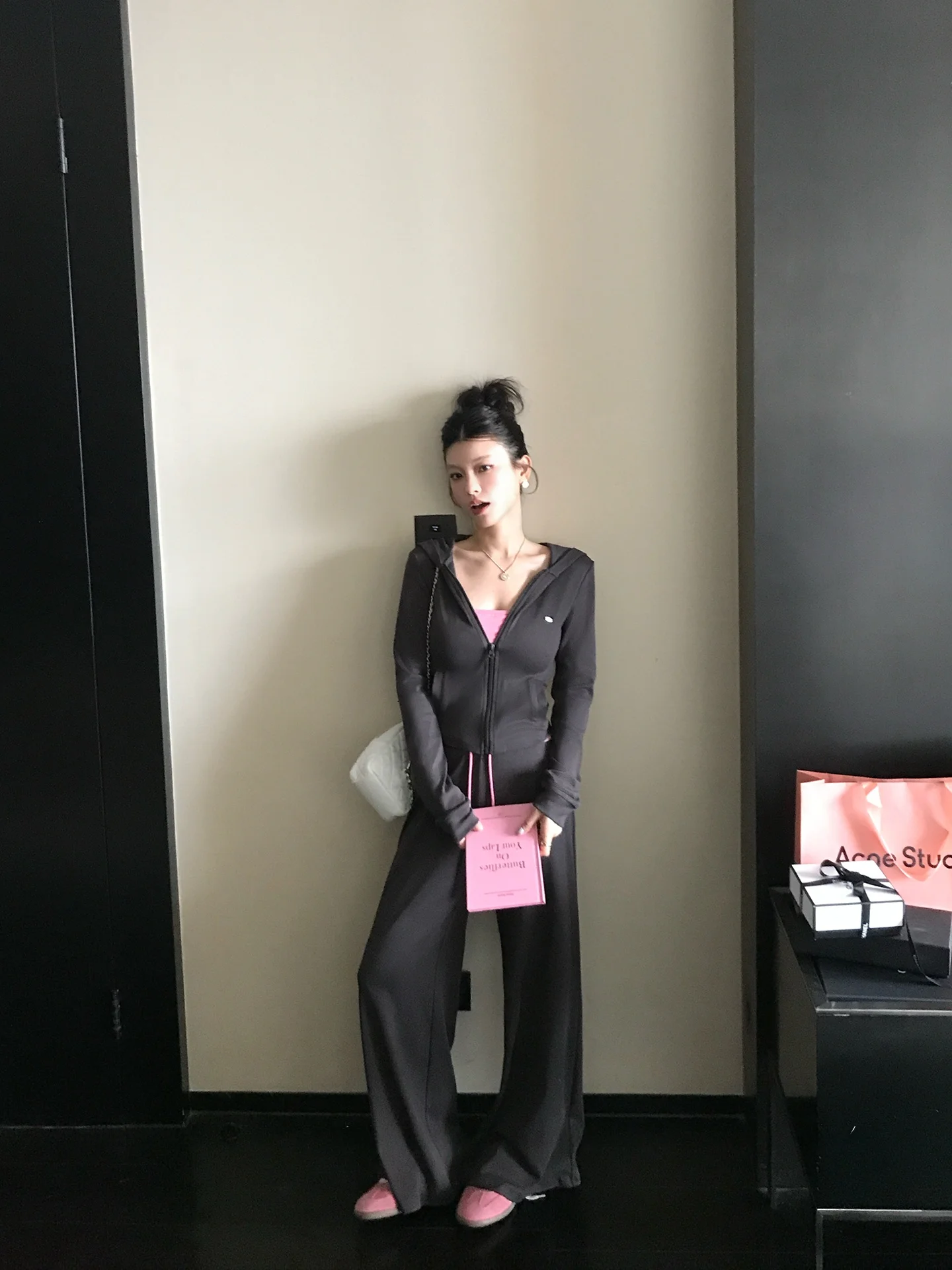 LIONE Fashionable Lycra Comfortable Grey Pink Slim Fit Hoodie Wide Leg Sport Pants Set Casual Style Spring Collection
LIONE Fashionable Lycra Comfortable Grey Pink Slim Fit Hoodie Wide Leg Sport Pants Set Casual Style Spring Collection