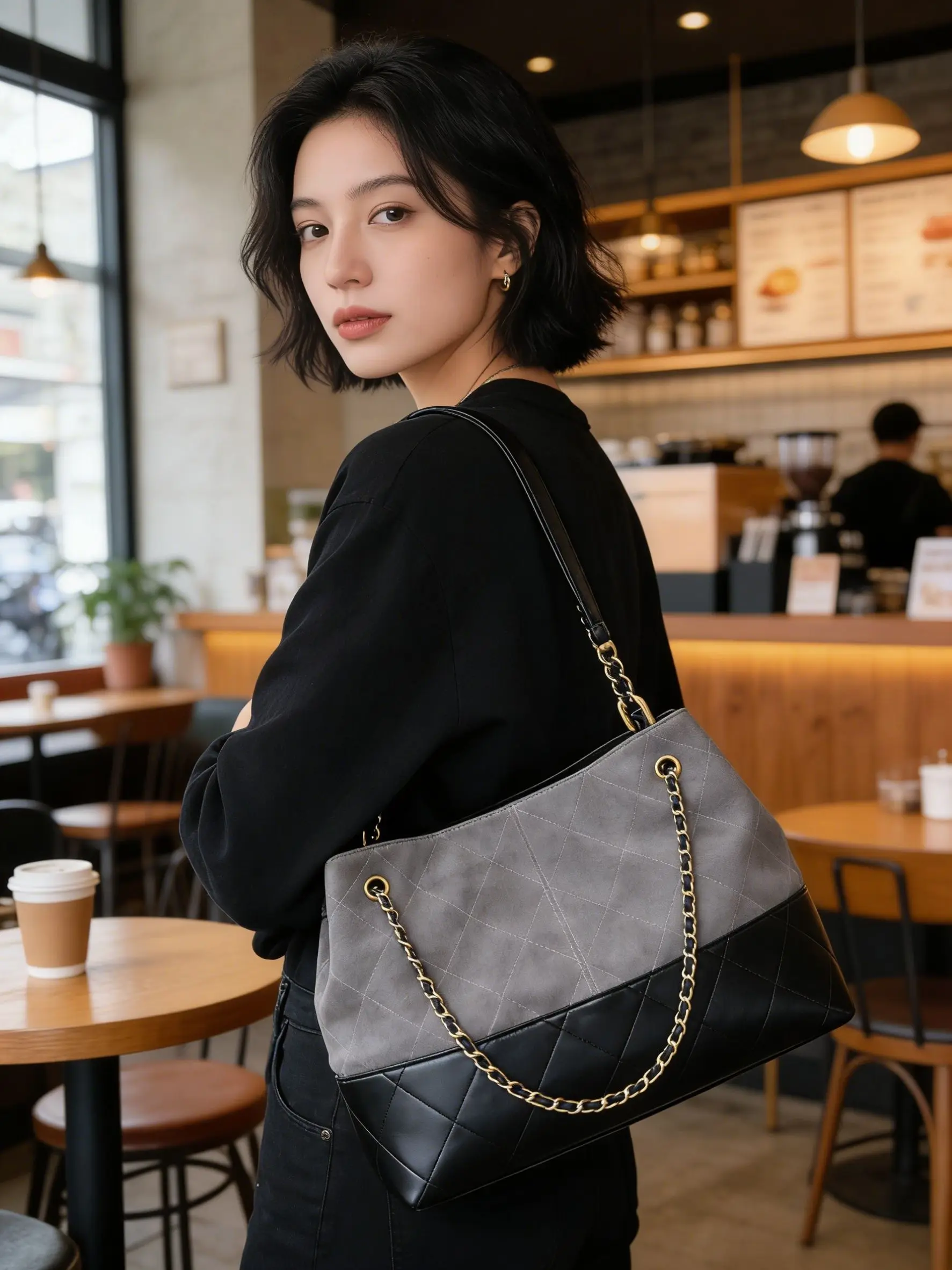 Retro commuter large-capacity tote bag, chain tote bag, retro large-capacity bucket bag Women's luxury handbags
Retro commuter large-capacity tote bag, chain tote bag, retro large-capacity bucket bag Women's luxury handbags