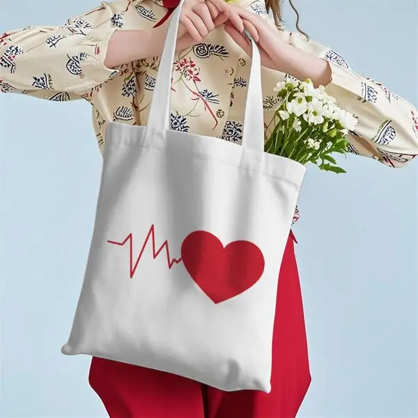 Сумки-тоут с сердечками и принтом Heartbeat Love Heart – идеальный подарок на День святого Валентина. Забавная холщовая женская сумка через плечо с романтической тематикой.
Сумки-тоут с сердечками и принтом Heartbeat Love Heart – идеальный подарок на День святого Валентина. Забавная холщовая женская сумка через плечо с романтической тематикой.