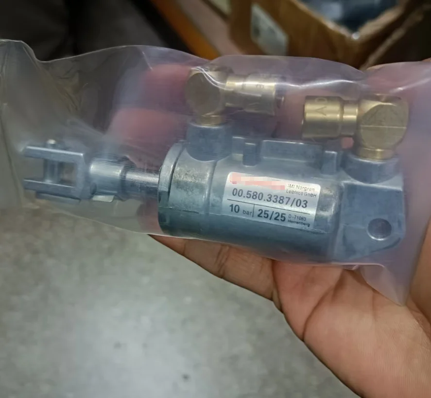 High Quality 00.580.3387 MO 00.580.3387/03 Small Air Cylinder With Copper Head
High Quality 00.580.3387 MO 00.580.3387/03 Small Air Cylinder With Copper Head