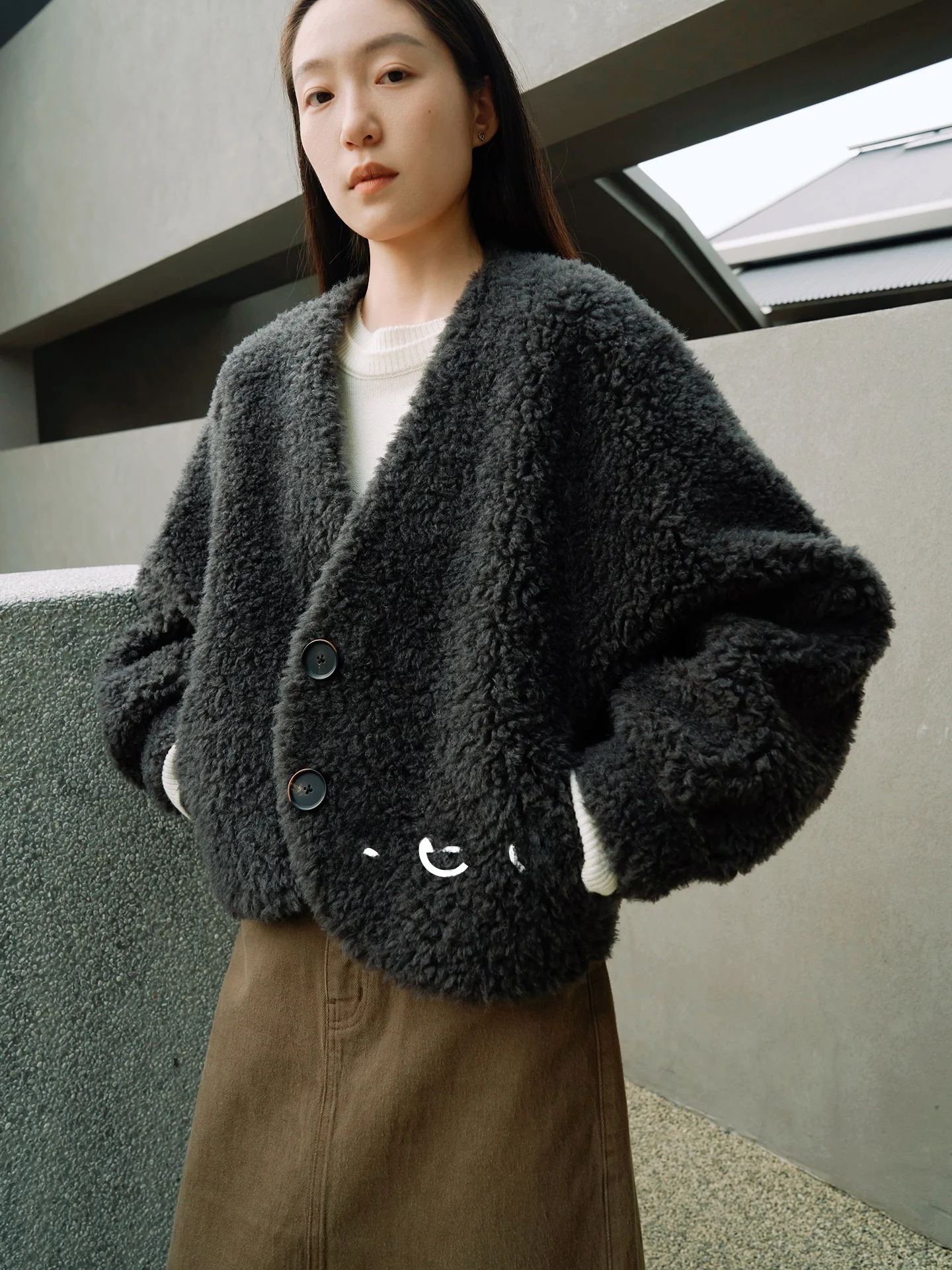 Seei Special Woolen Lamb Velvet V-ne с двумя пуговицами Cosite Leather Fur Jaet Women Winter Thiened Long Sve ort Sle
Seei Special Woolen Lamb Velvet V-ne с двумя пуговицами Cosite Leather Fur Jaet Women Winter Thiened Long Sve ort Sle