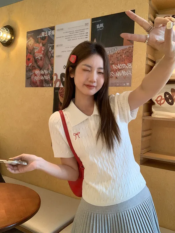 Summer New Women's Collar Knitted Short Sleeve T-Shirt Embroidery Design Casual Style Knot College Fashion Top
Summer New Women's Collar Knitted Short Sleeve T-Shirt Embroidery Design Casual Style Knot College Fashion Top