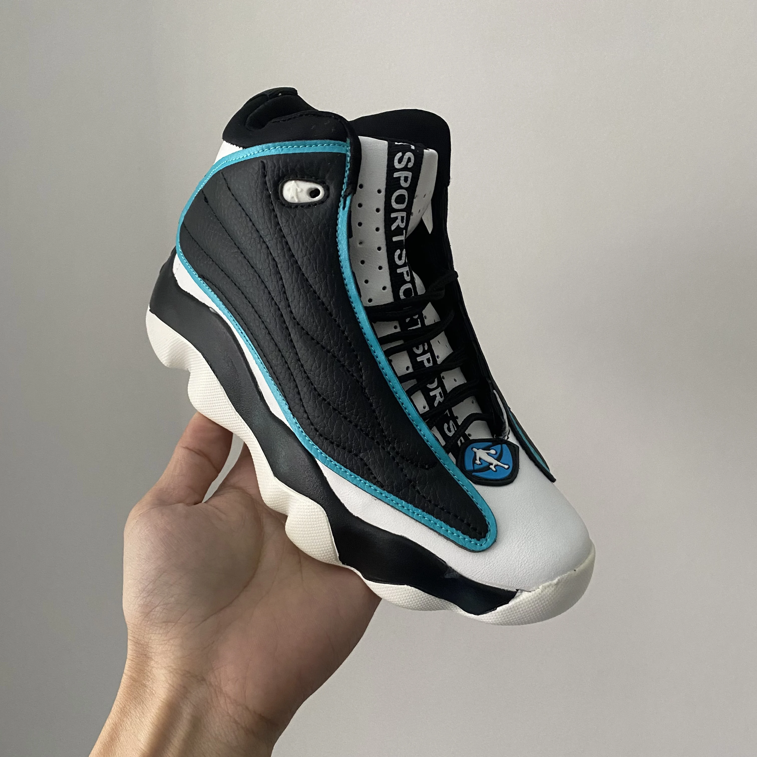 Professional basketball shoes men's high-top hot breathable outdoor sports youth basketball training sneakers
Professional basketball shoes men's high-top hot breathable outdoor sports youth basketball training sneakers