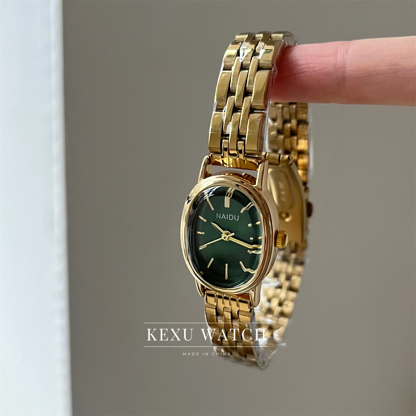 Женские часы NAIDU, модные женские часы с зеленым/красным/золотым циферблатом, часы с овальным циферблатом, золотые/серебряные часы-браслет оптом 
Женские часы NAIDU, модные женские часы с зеленым/красным/золотым циферблатом, часы с овальным циферблатом, золотые/серебряные часы-браслет оптом