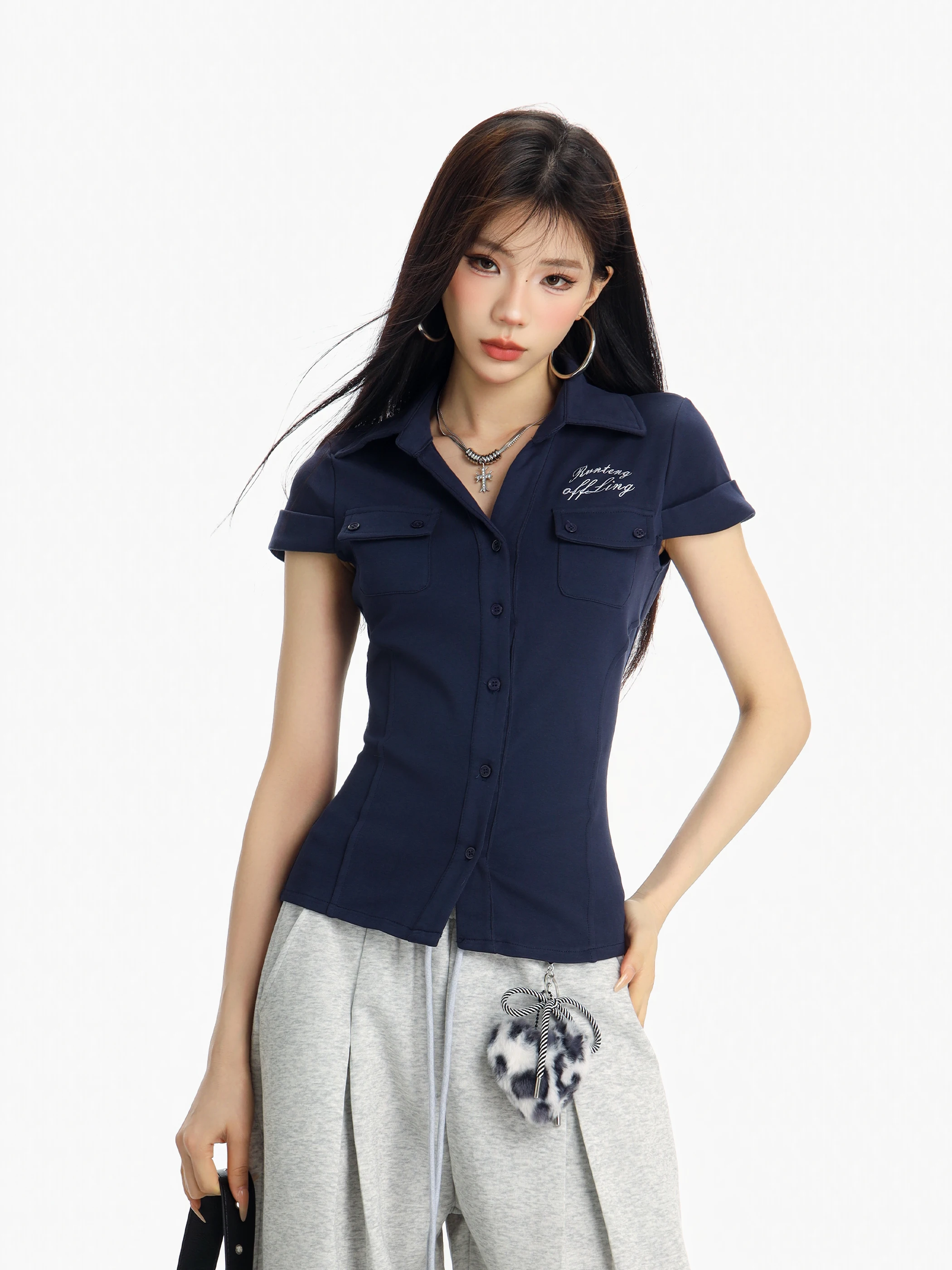 Captain Beer 2026 Summer American Retro Spicy Girl Embroidered Pocket Shoulder Braid Collar Waist Inward Short Sleeve Top
Captain Beer 2026 Summer American Retro Spicy Girl Embroidered Pocket Shoulder Braid Collar Waist Inward Short Sleeve Top
